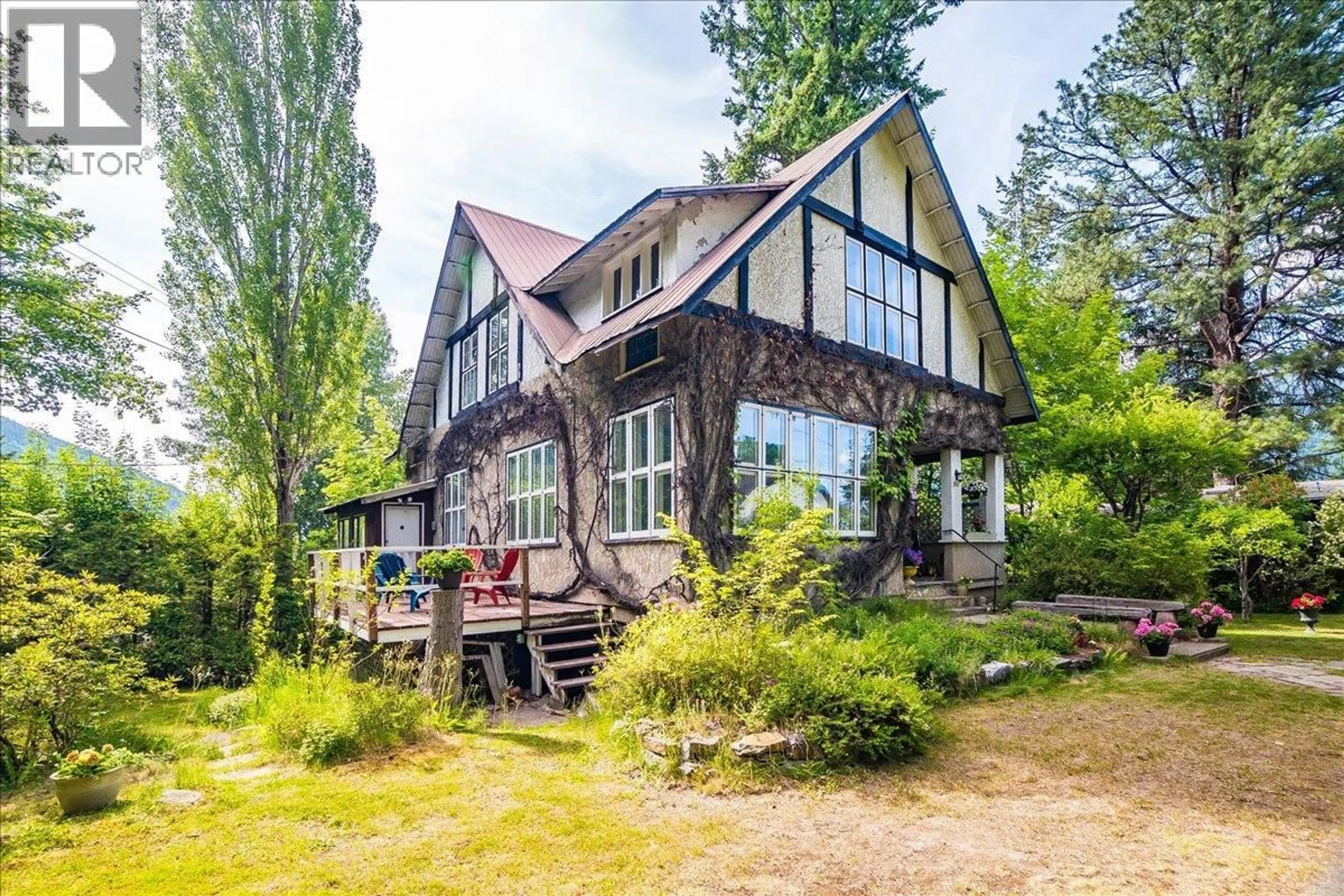 A pic from outside/outdoor area/front of a property/back of a property/a pic from drone, unknown for 1107 ROBERTSON AVENUE, Nelson British Columbia V1L1C2