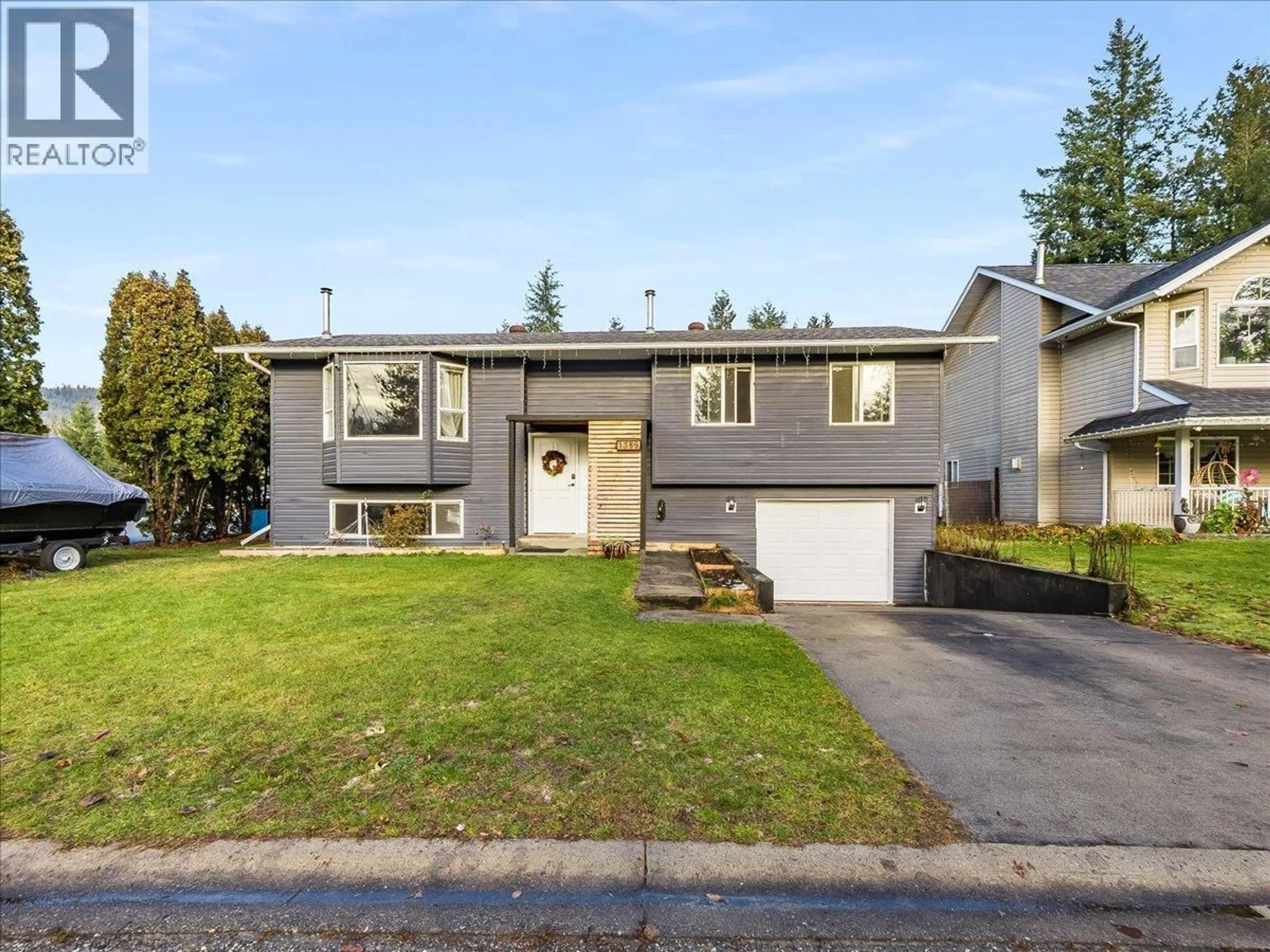 Home with vinyl exterior material, street for 1359 GROSVENOR PLACE, Castlegar British Columbia V1N3X8