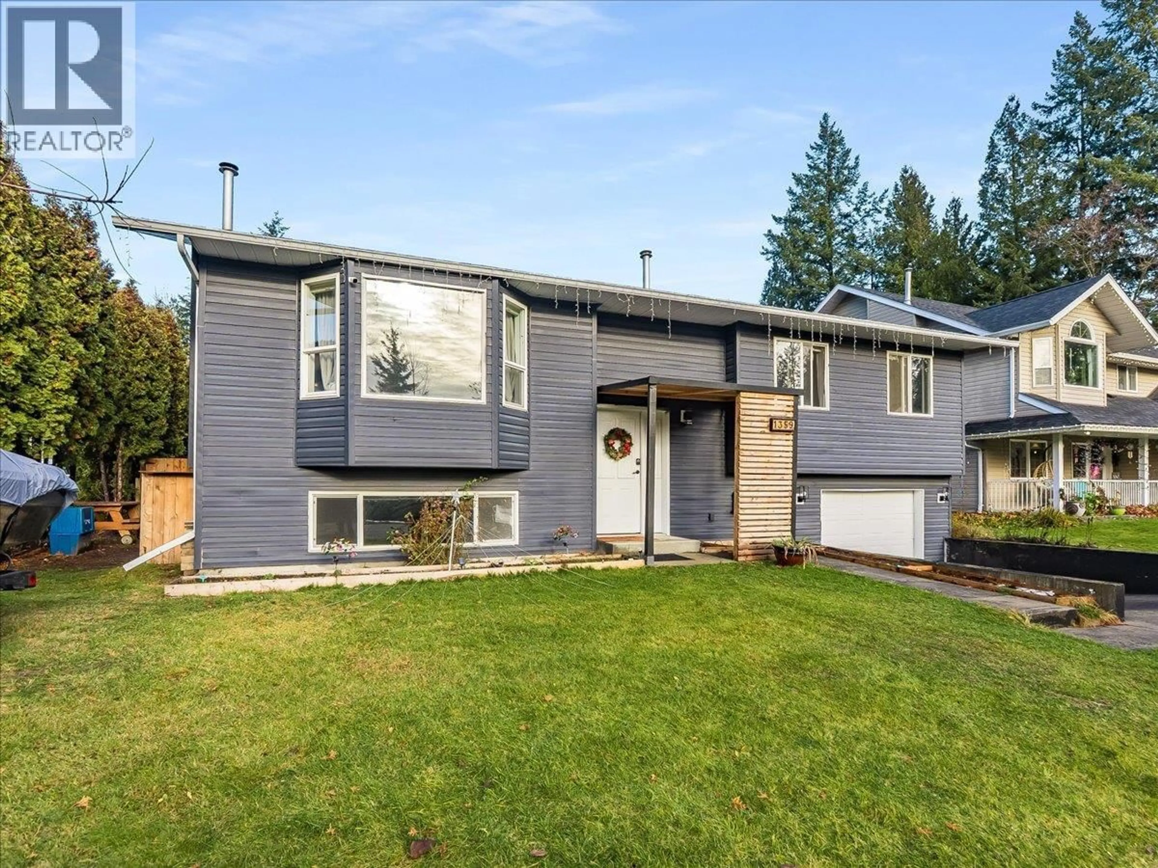 Home with vinyl exterior material, street for 1359 GROSVENOR PLACE, Castlegar British Columbia V1N3X8