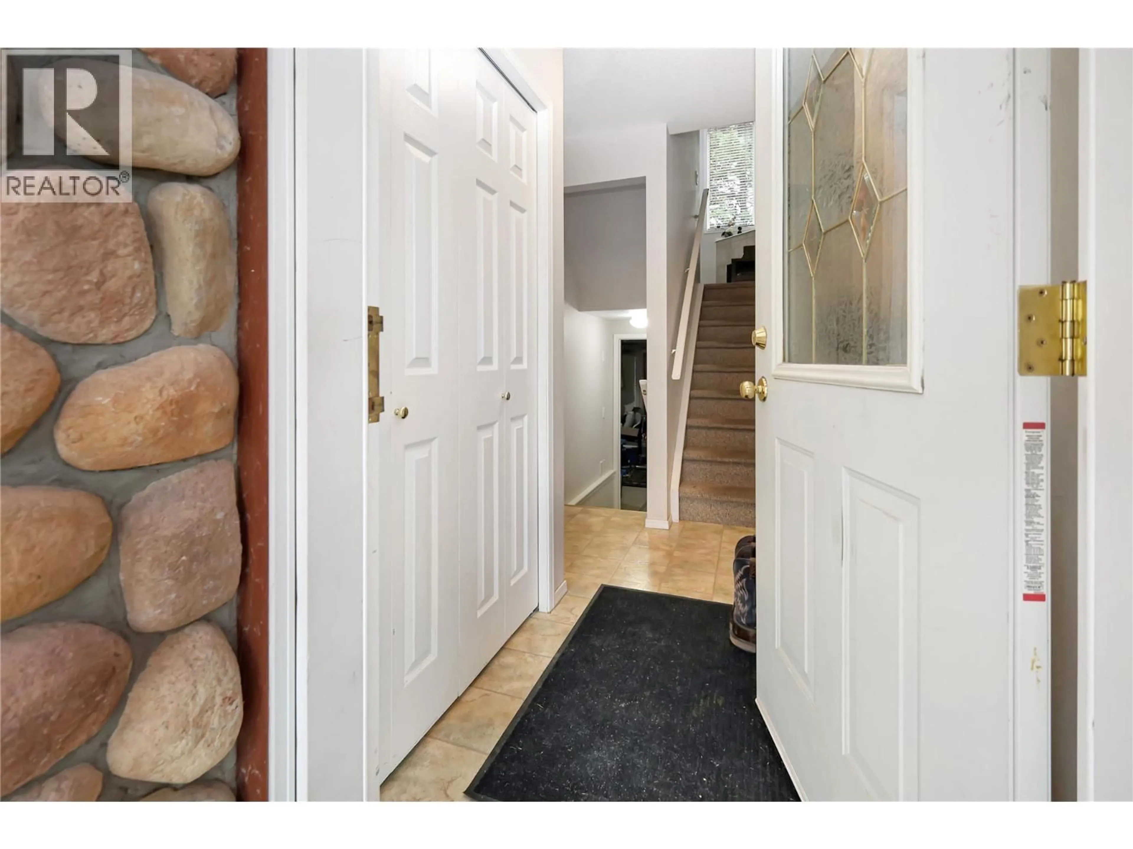 Indoor entryway for 119 - 4835 RADIUM BOULEVARD, Radium Hot Springs British Columbia V0A1M0