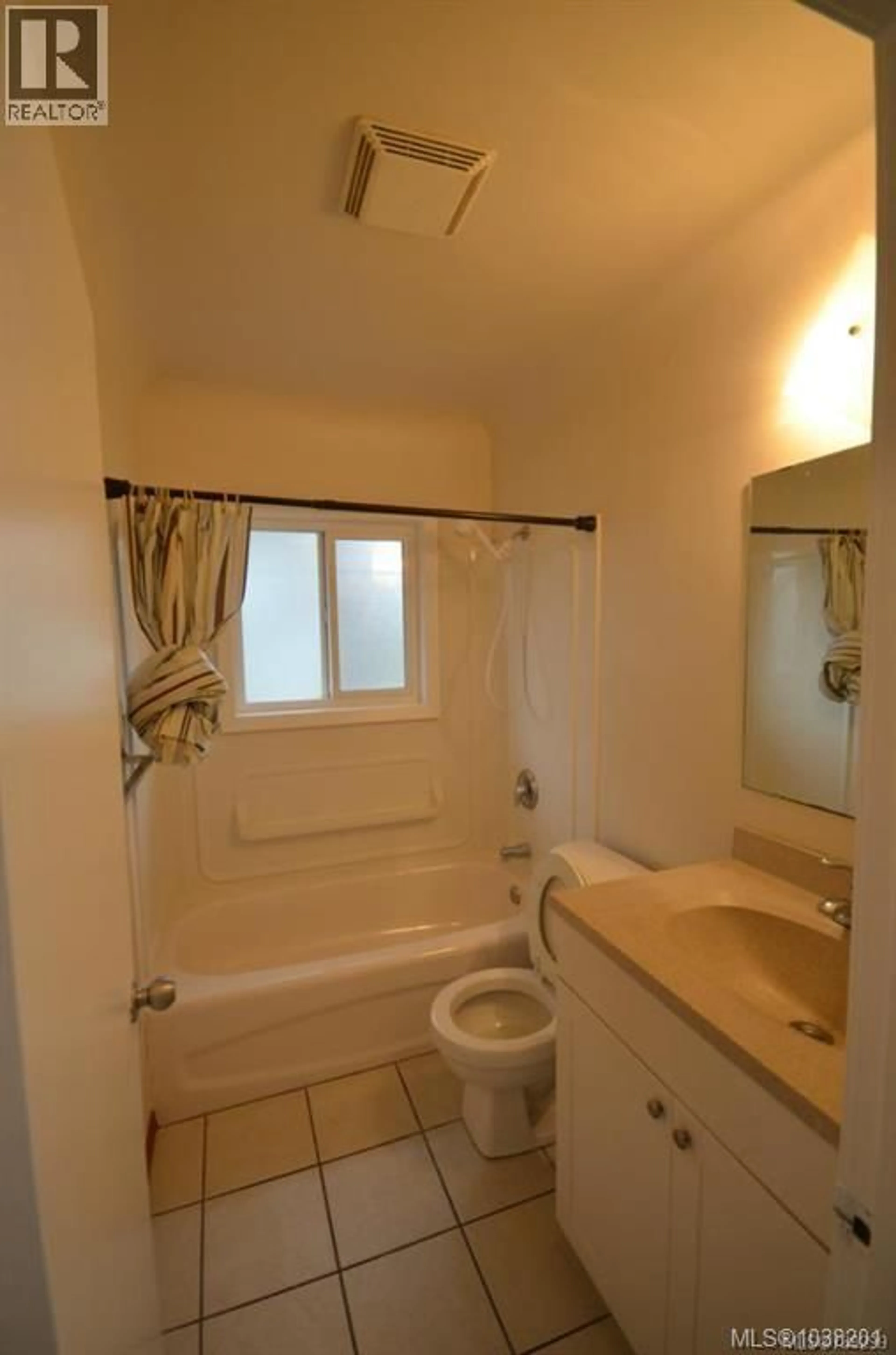 Standard bathroom, unknown for 450-452 CRAIGFLOWER ROAD, Victoria British Columbia V9A2V8