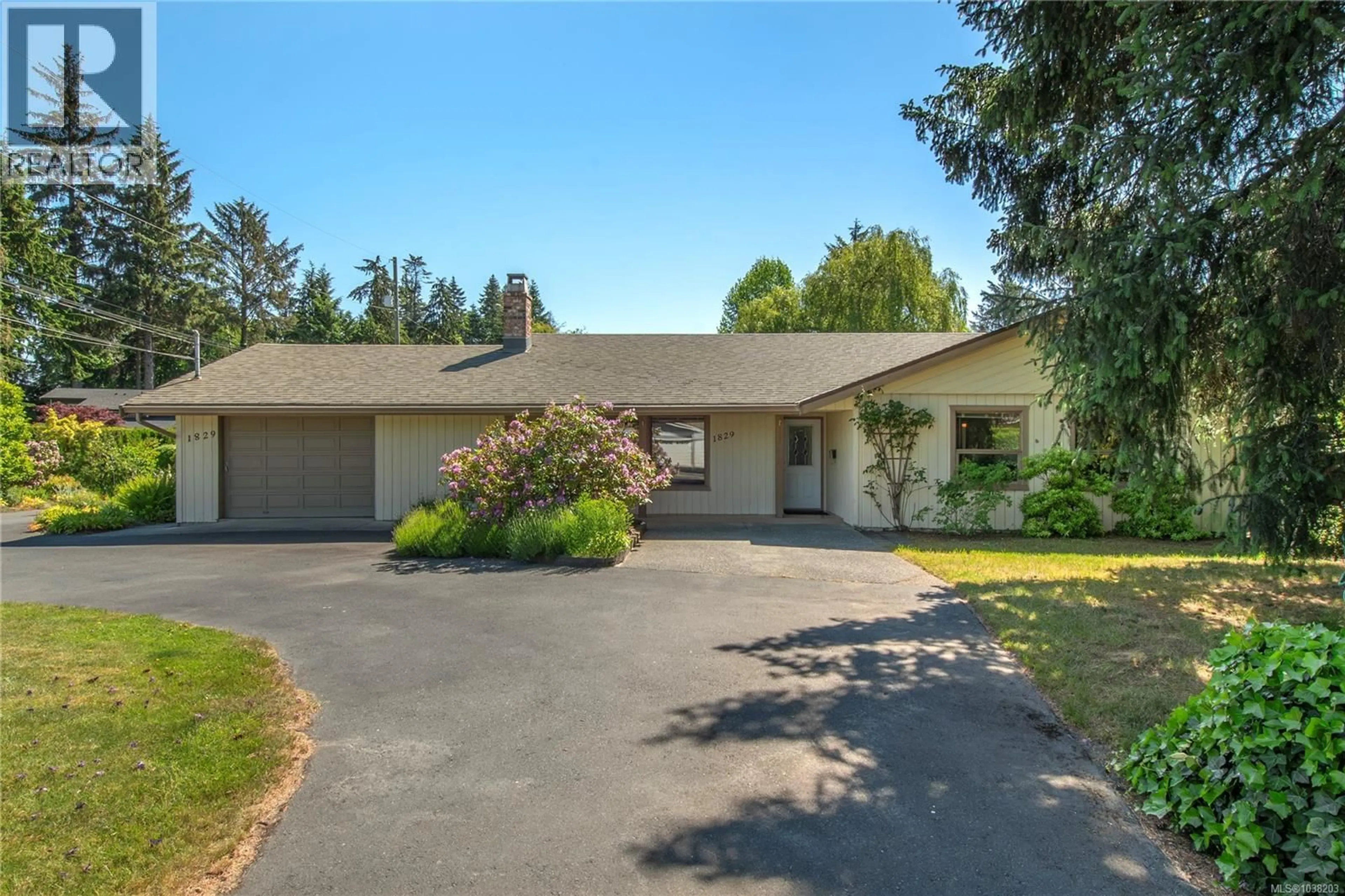 A pic from outside/outdoor area/front of a property/back of a property/a pic from drone, unknown for 1829 GALERNO ROAD, Campbell River British Columbia V9W5W7