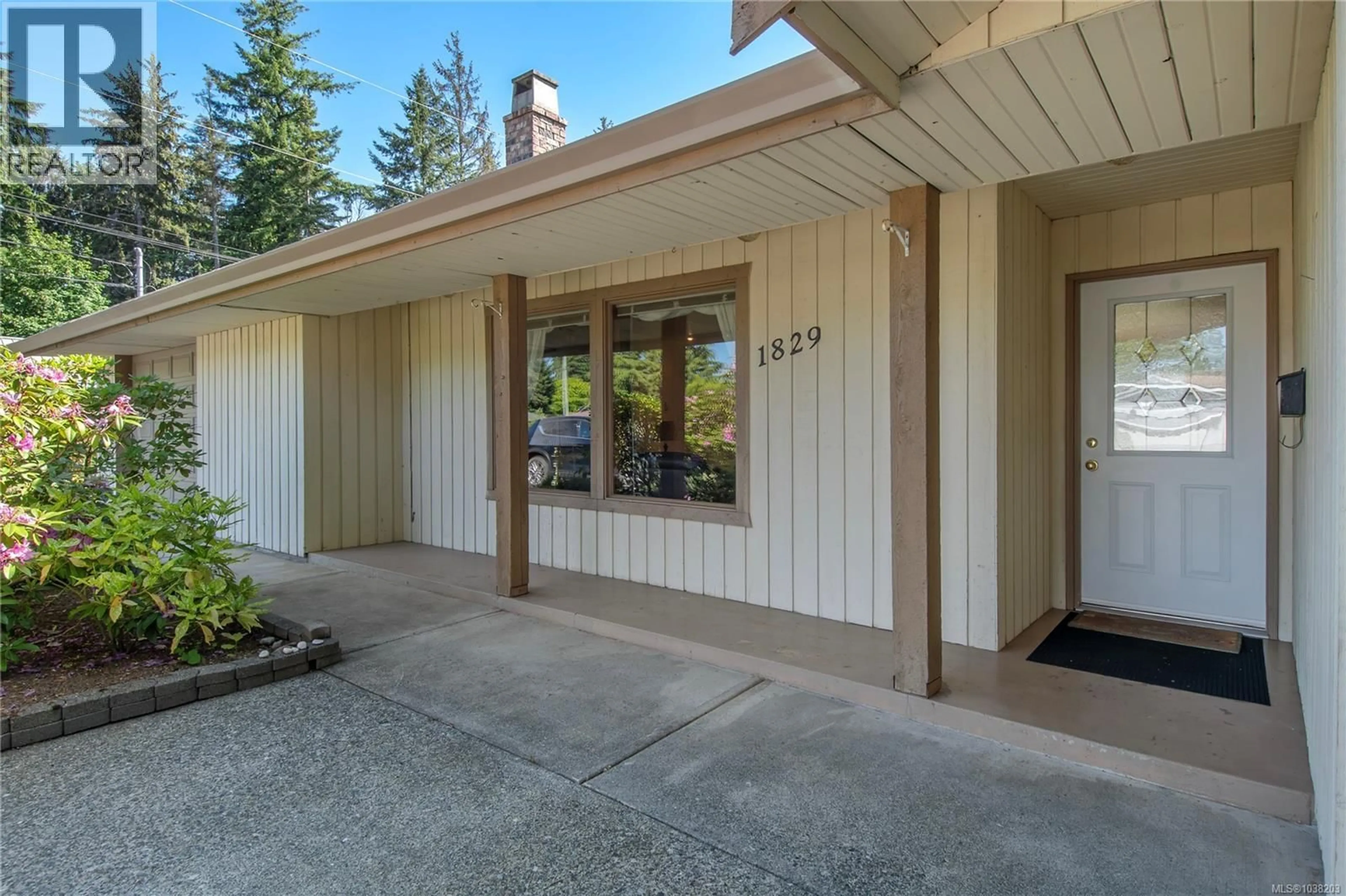 Indoor entryway for 1829 GALERNO ROAD, Campbell River British Columbia V9W5W7