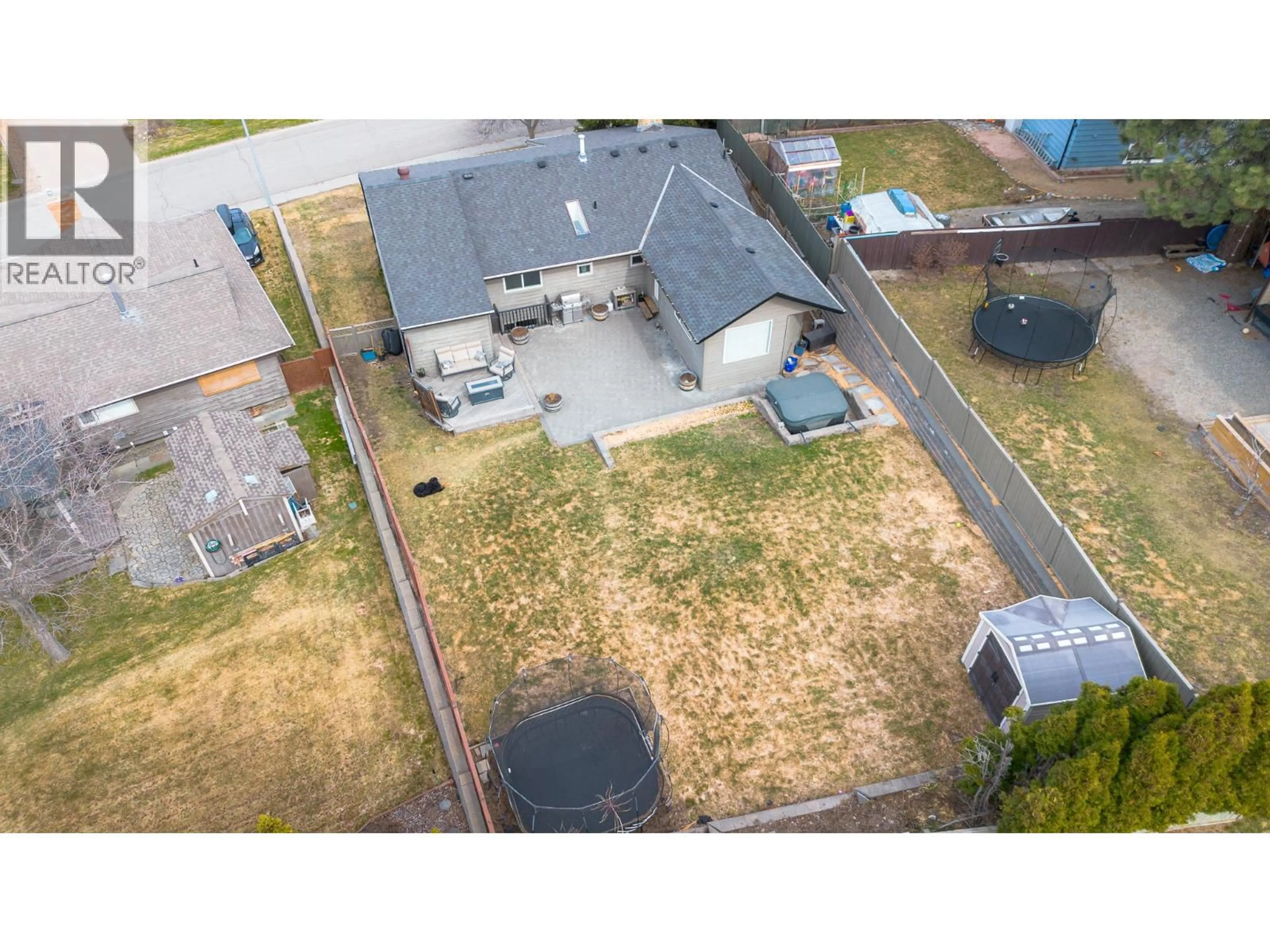 A pic from outside/outdoor area/front of a property/back of a property/a pic from drone, building for 913 HUNTLEIGH CRESCENT, Kamloops British Columbia V1S1G7