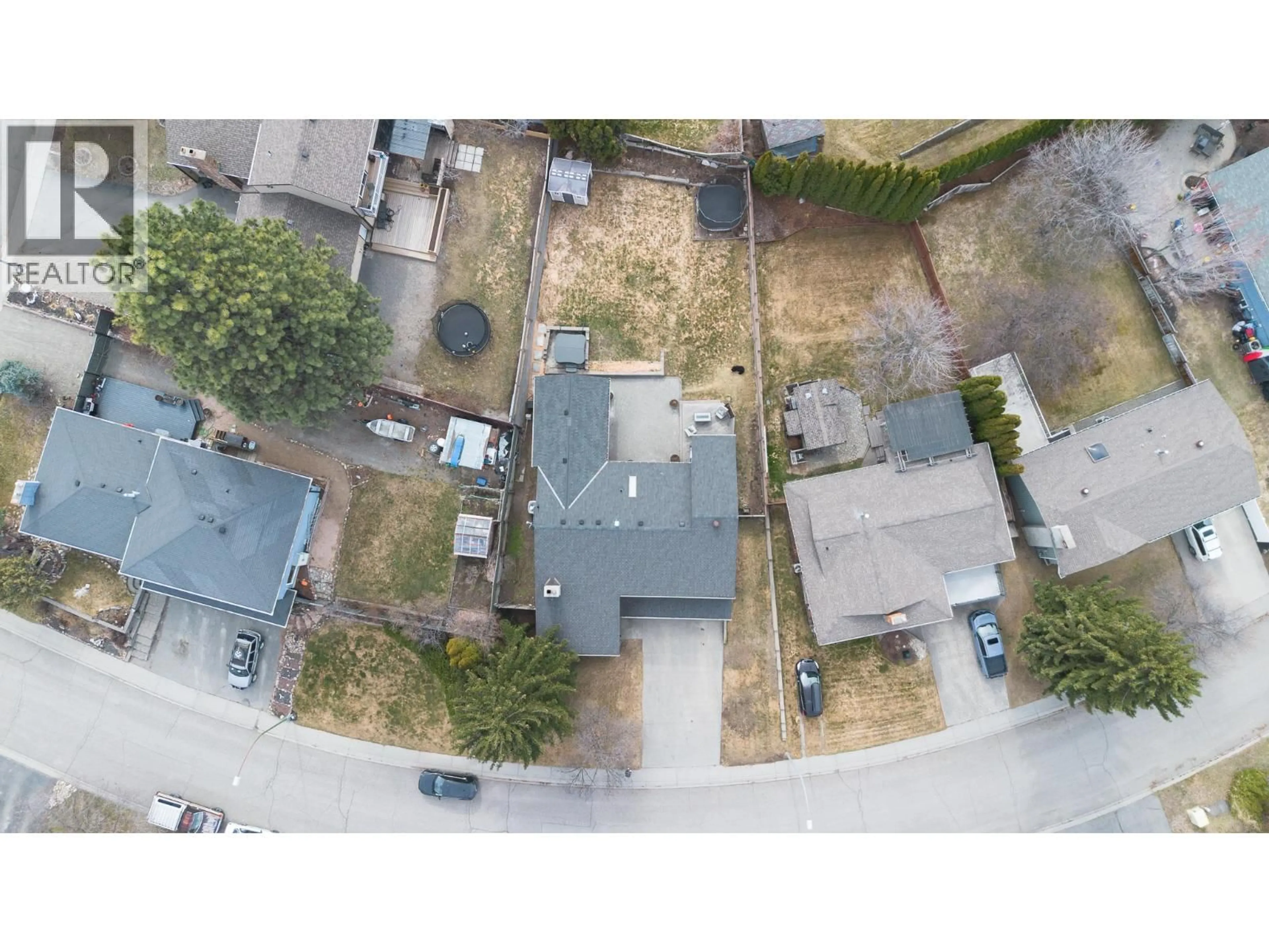 A pic from outside/outdoor area/front of a property/back of a property/a pic from drone, street for 913 HUNTLEIGH CRESCENT, Kamloops British Columbia V1S1G7