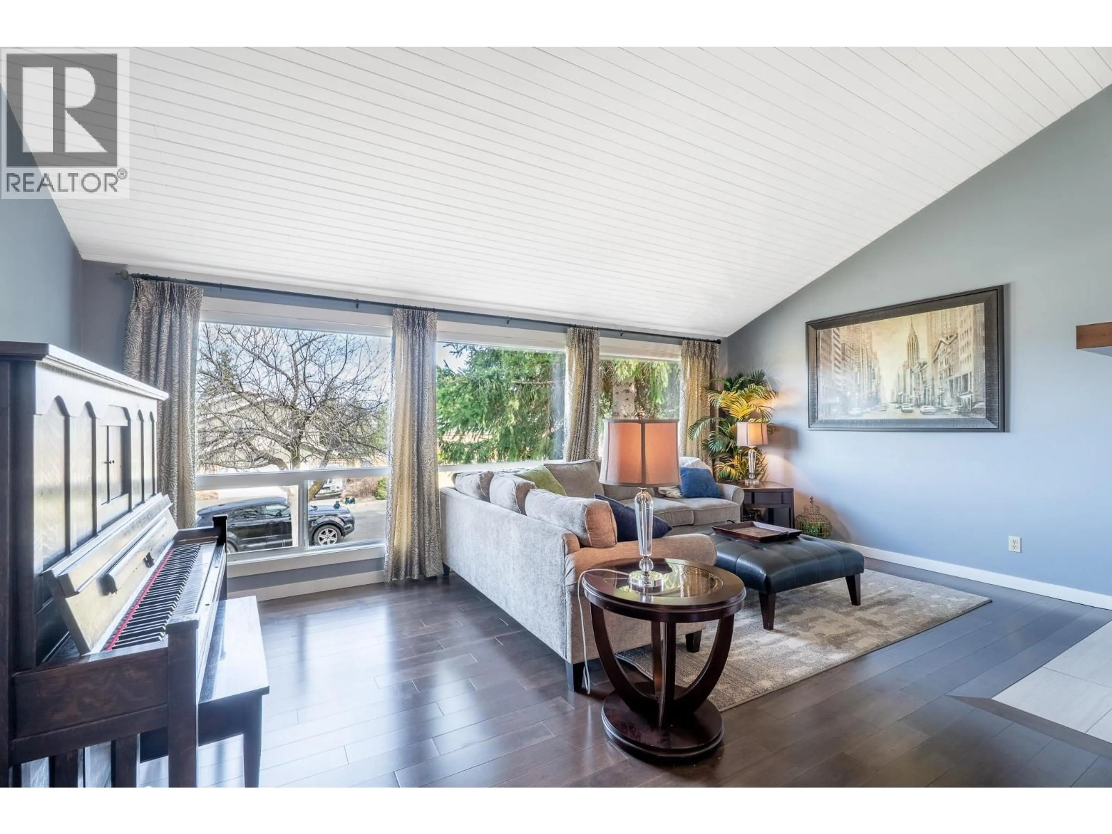 Living room with furniture, wood/laminate floor for 913 HUNTLEIGH CRESCENT, Kamloops British Columbia V1S1G7