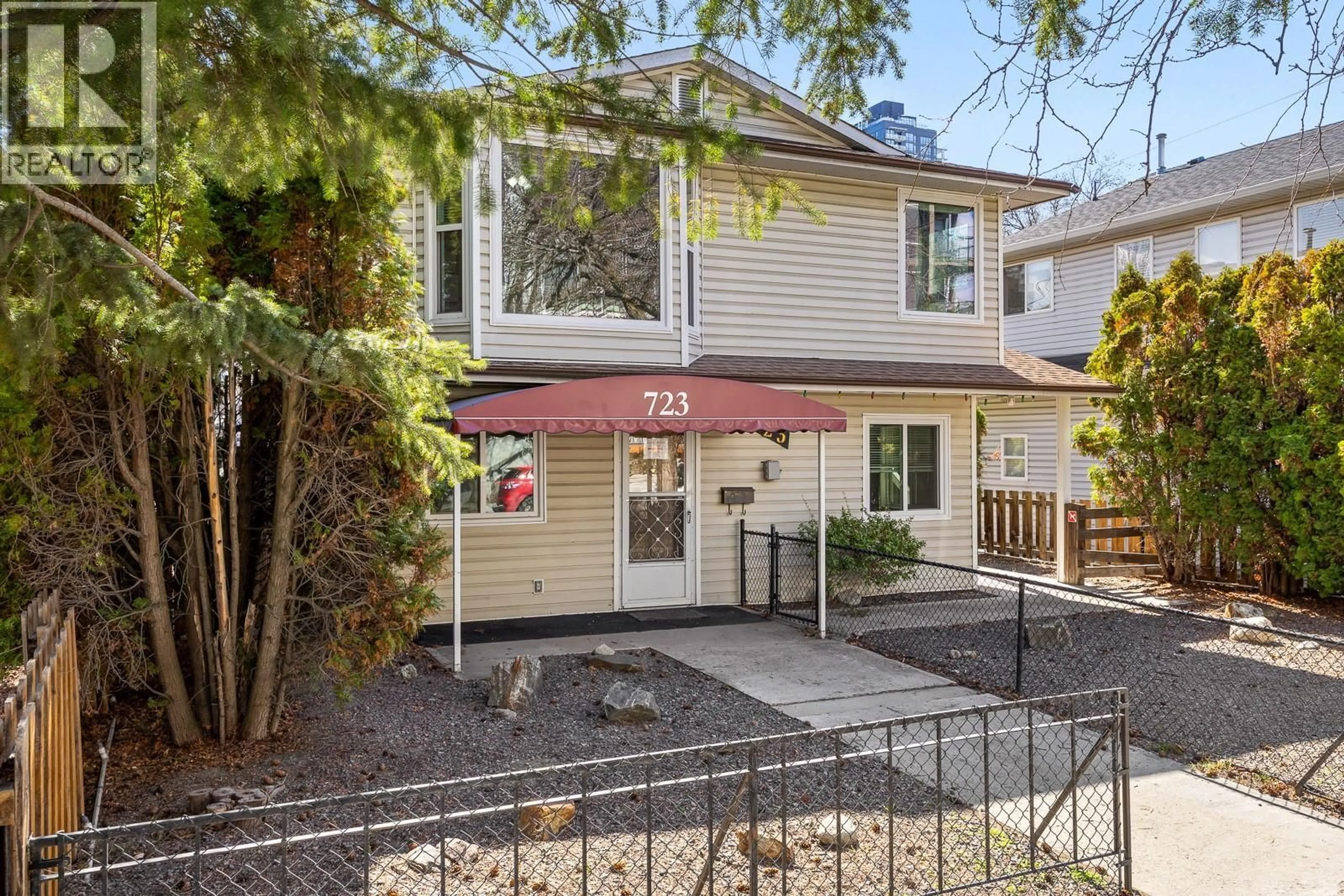 Home with vinyl exterior material, street for 723 STOCKWELL AVENUE, Kelowna British Columbia V1Y6W1