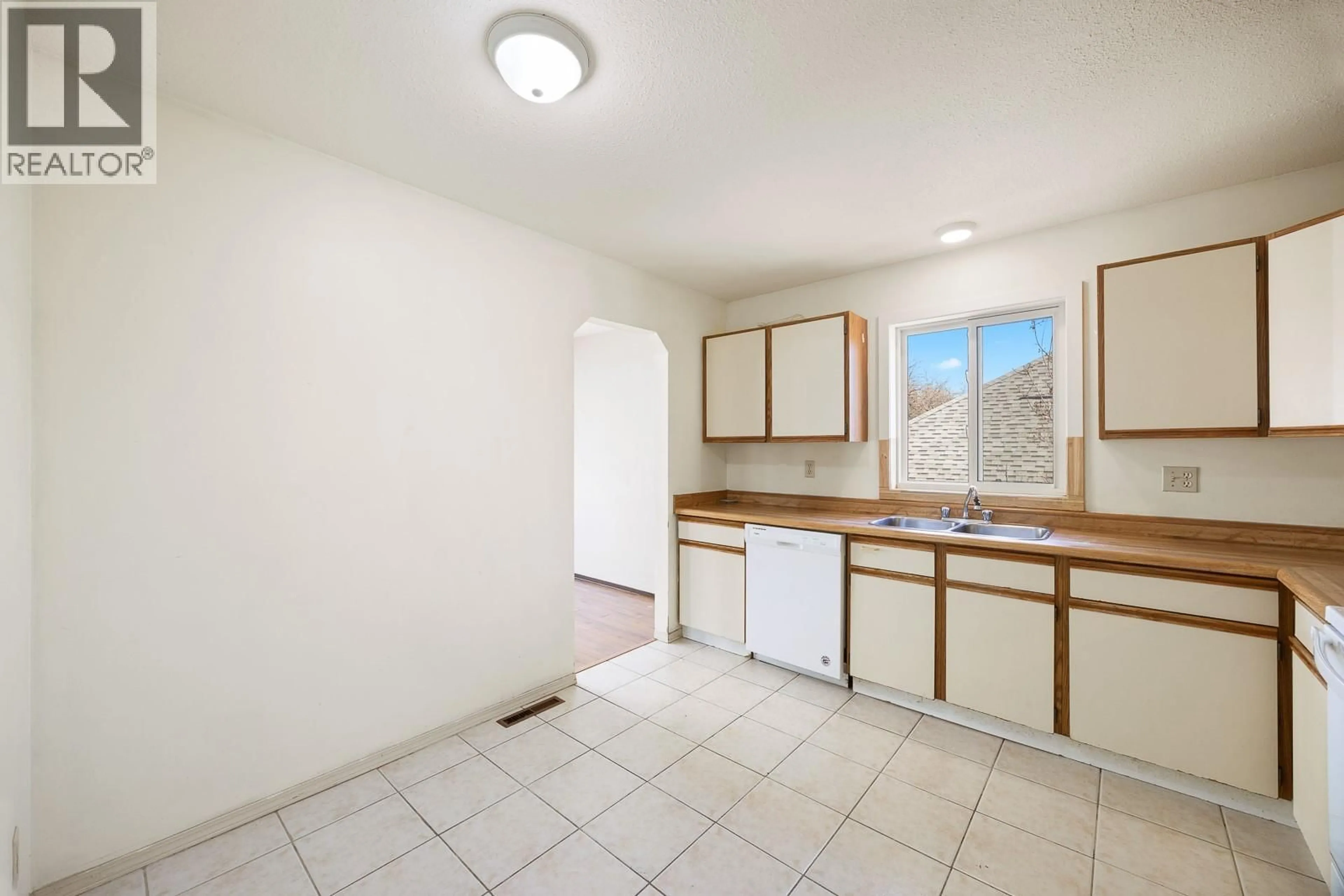 Standard kitchen, ceramic/tile floor for 723 STOCKWELL AVENUE, Kelowna British Columbia V1Y6W1