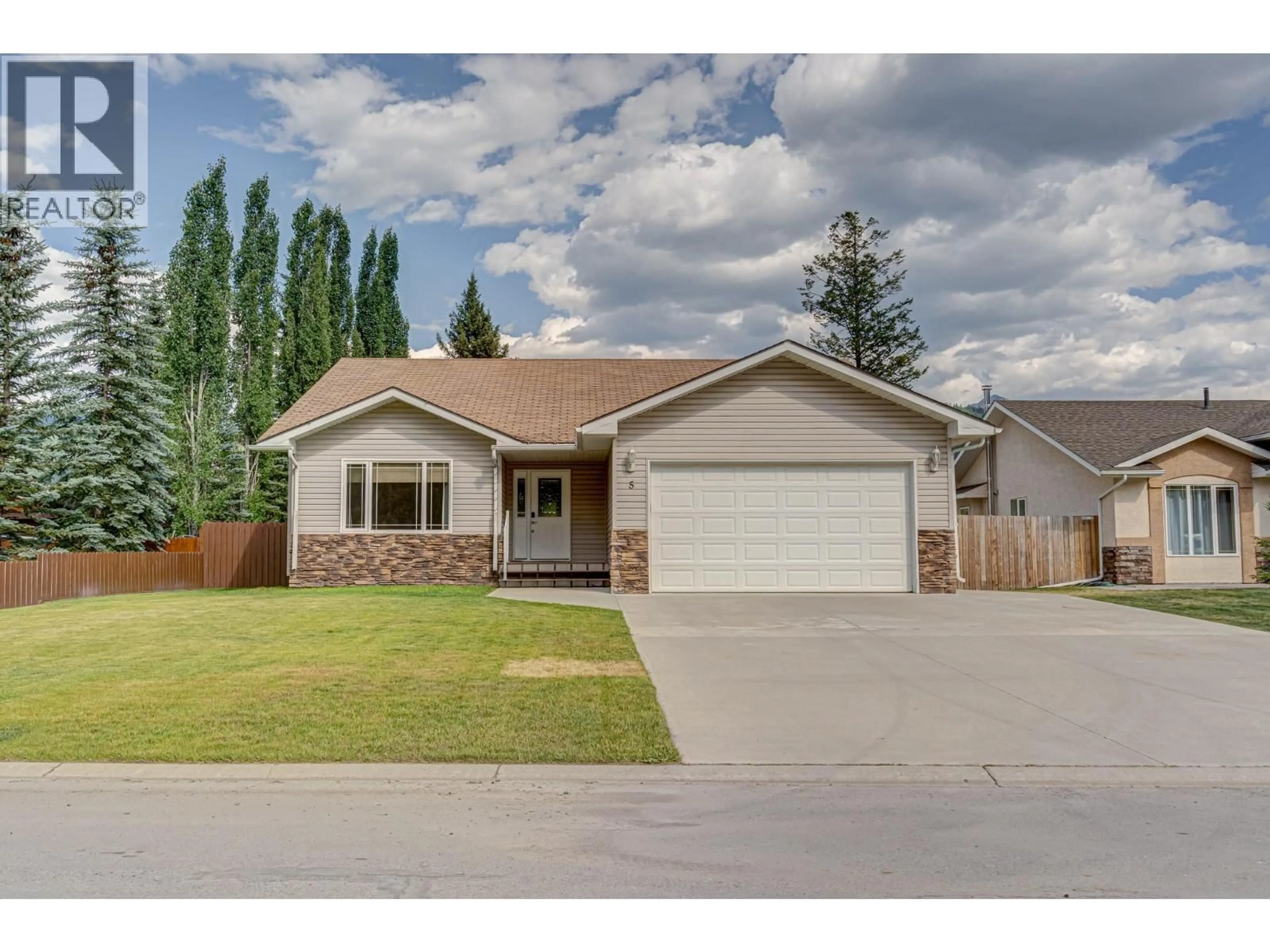 Home with vinyl exterior material, street for 5 CALEDONIA PLACE, Elkford British Columbia V0B1H0