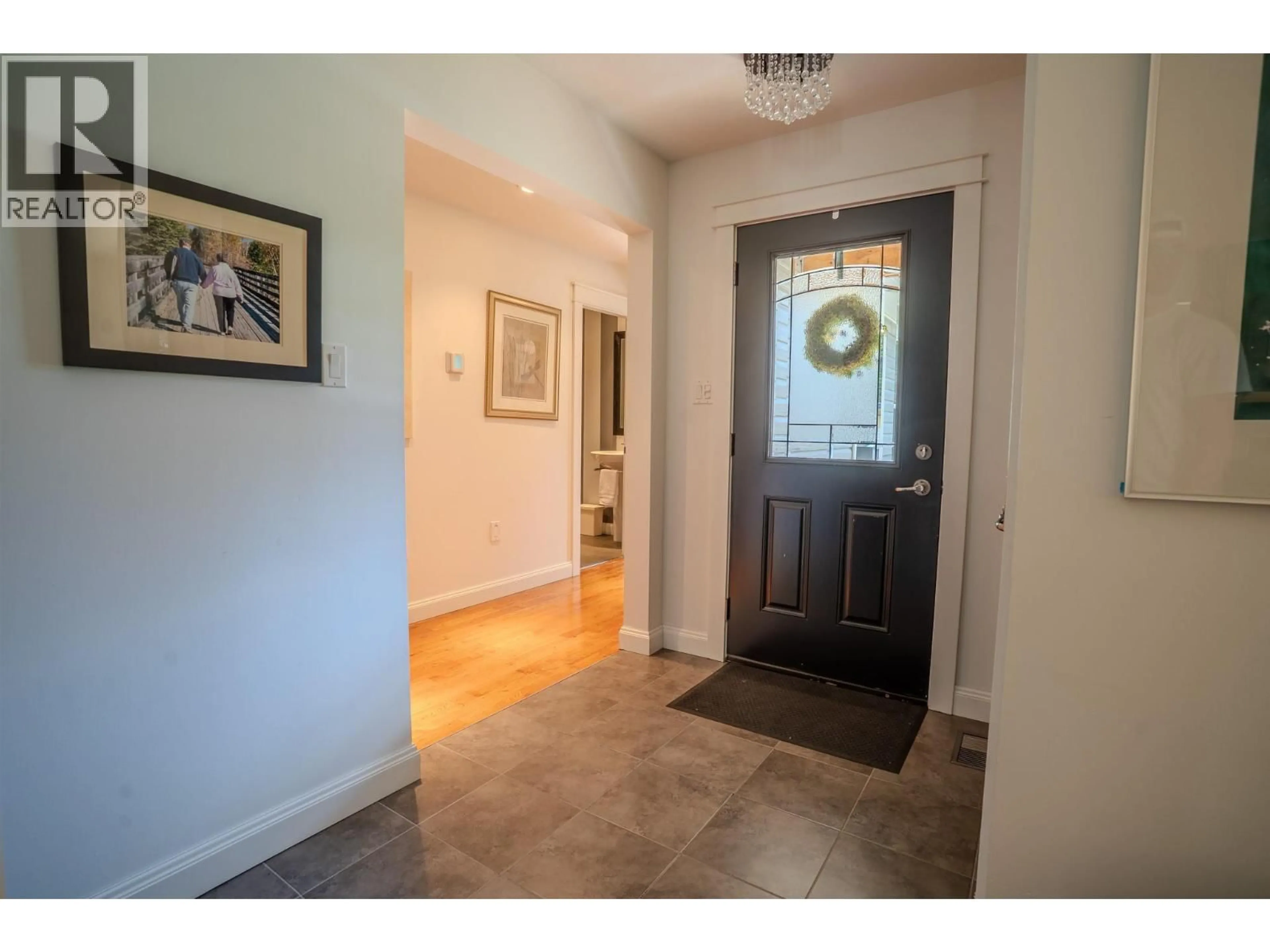 Indoor entryway for 2399 HILLEN CRESCENT, Magna Bay British Columbia V0E1M7