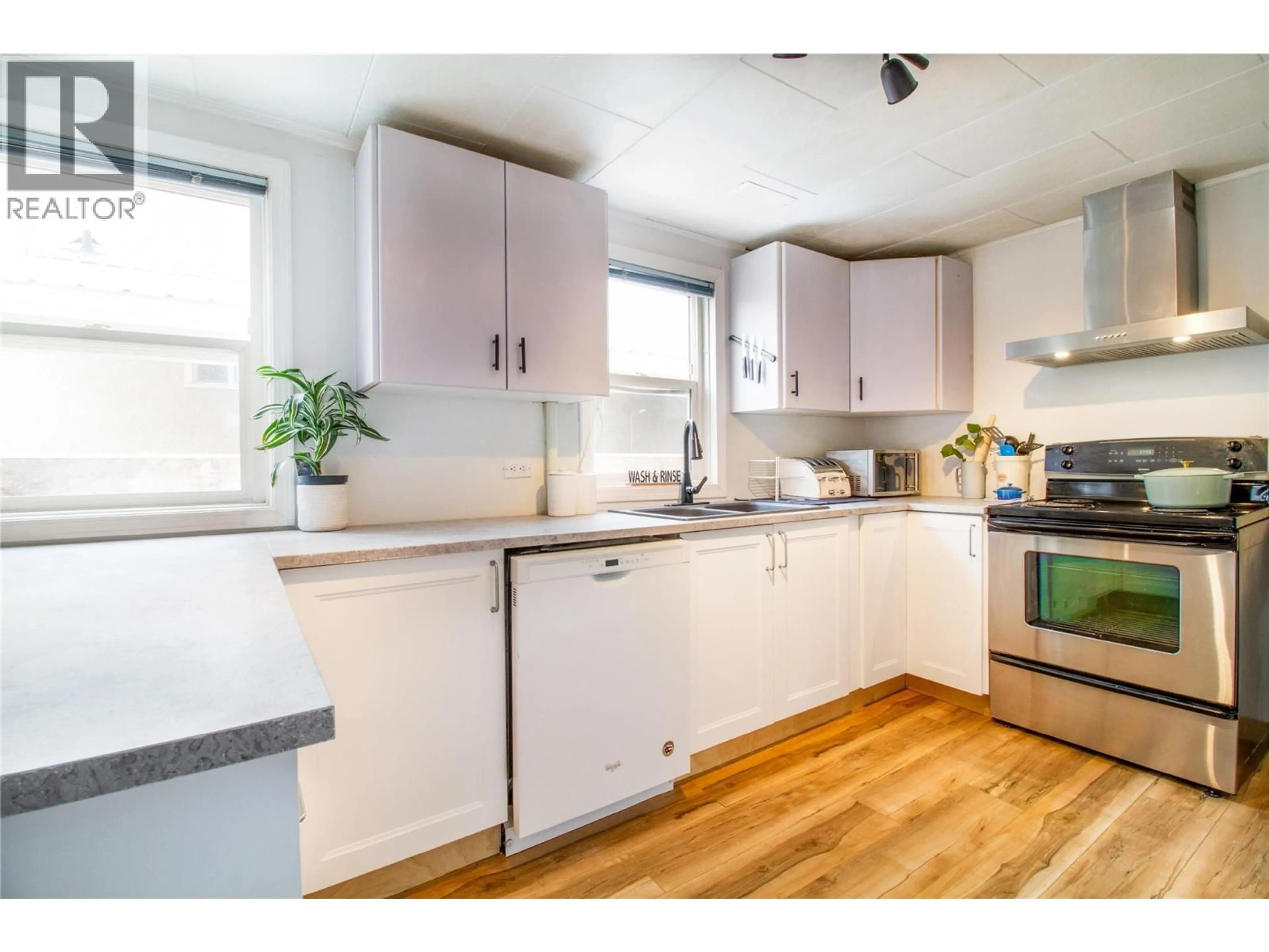 Standard kitchen, wood/laminate floor for 509 EIGHTH STREET EAST, Revelstoke British Columbia V0E2S0