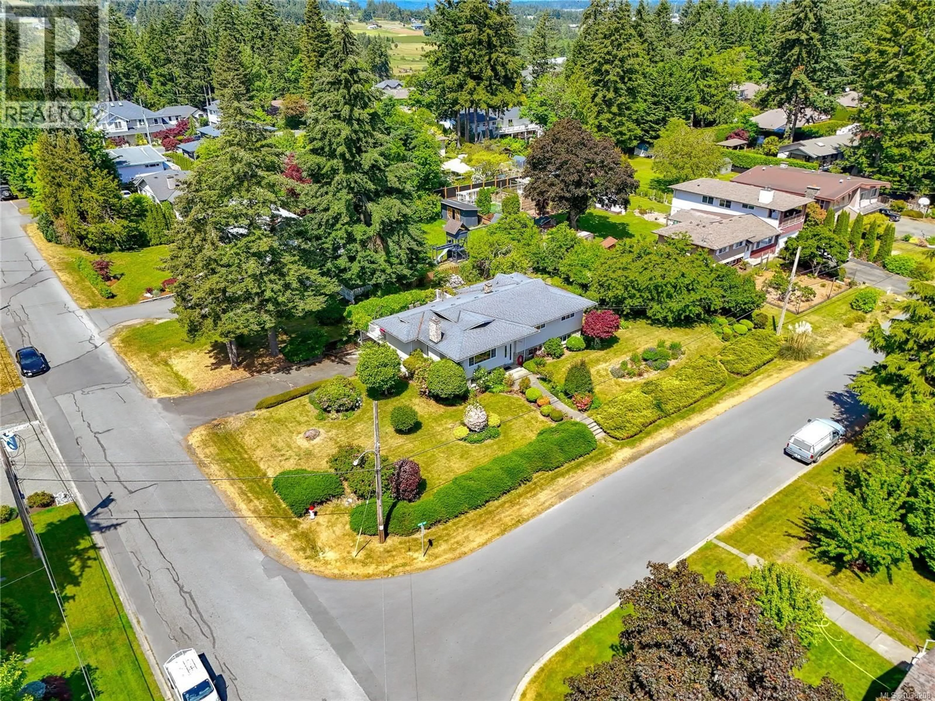 A pic from outside/outdoor area/front of a property/back of a property/a pic from drone, street for 6224 ROBIN WAY, Central Saanich British Columbia V8Z5X8