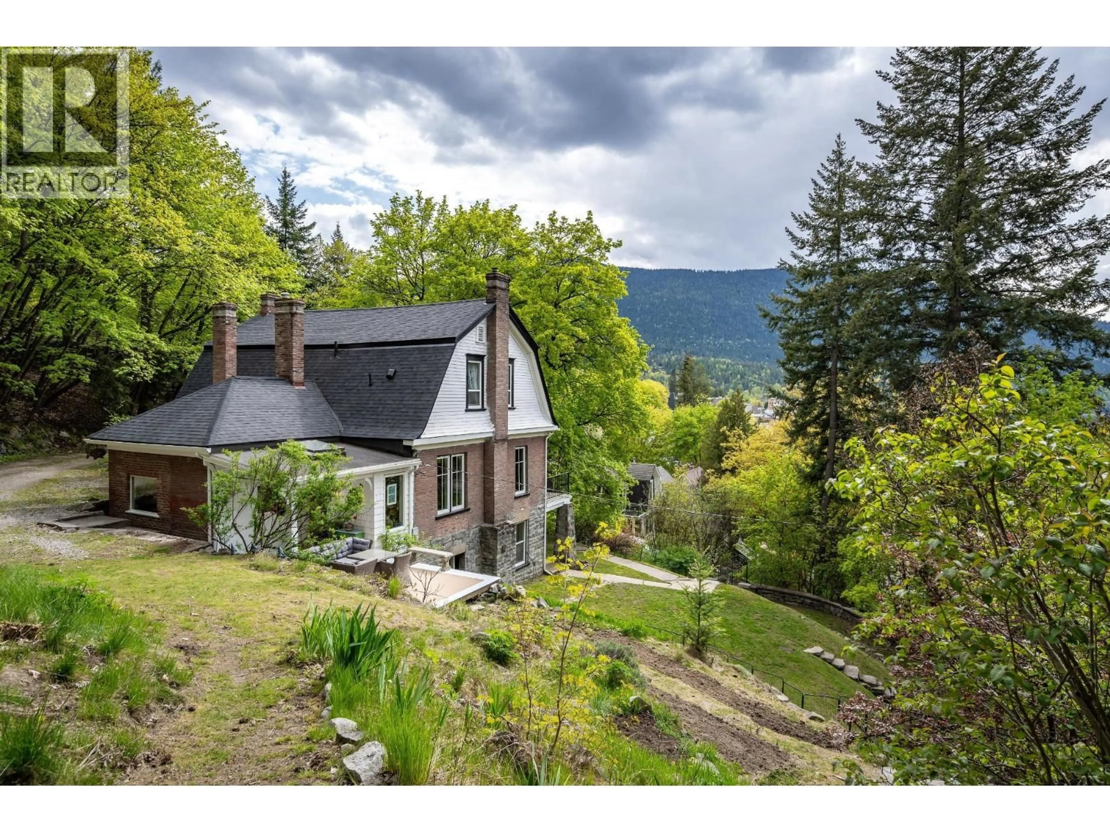 A pic from outside/outdoor area/front of a property/back of a property/a pic from drone, mountain view for 519 CEDAR STREET, Nelson British Columbia V1L2C2