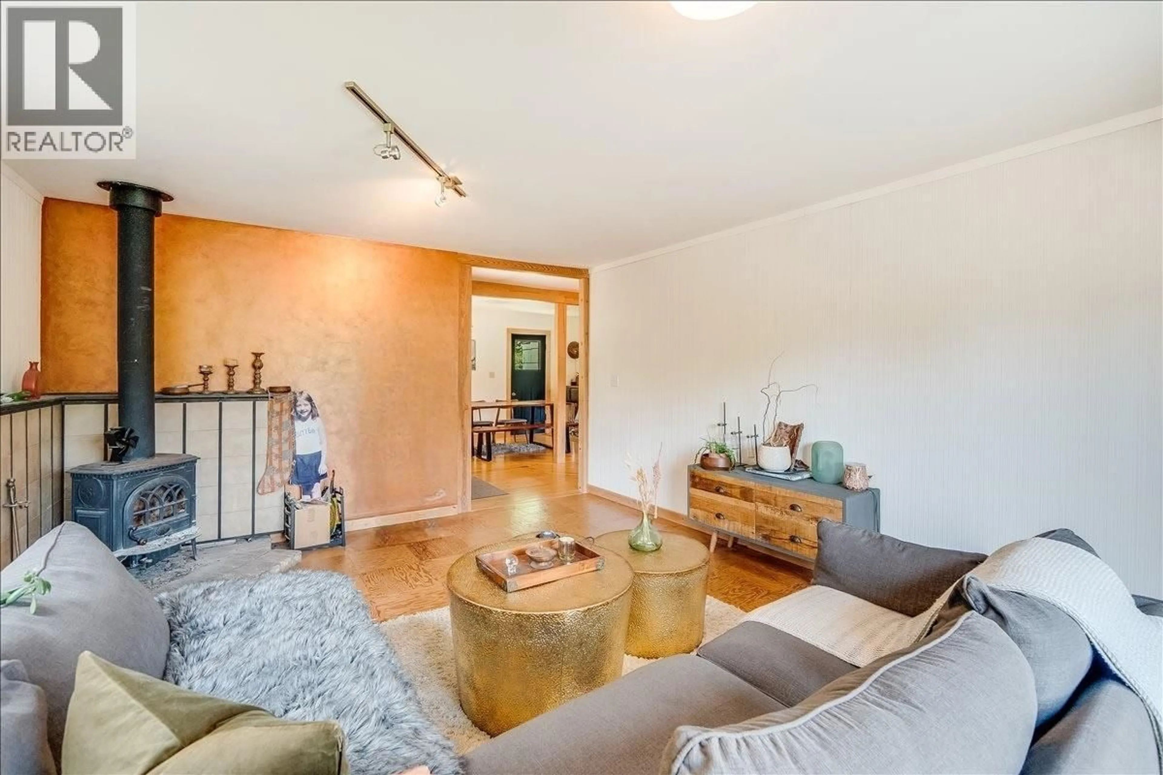 Living room with furniture, wood/laminate floor for 1835 GRANITE ROAD, Nelson British Columbia V1L6T8