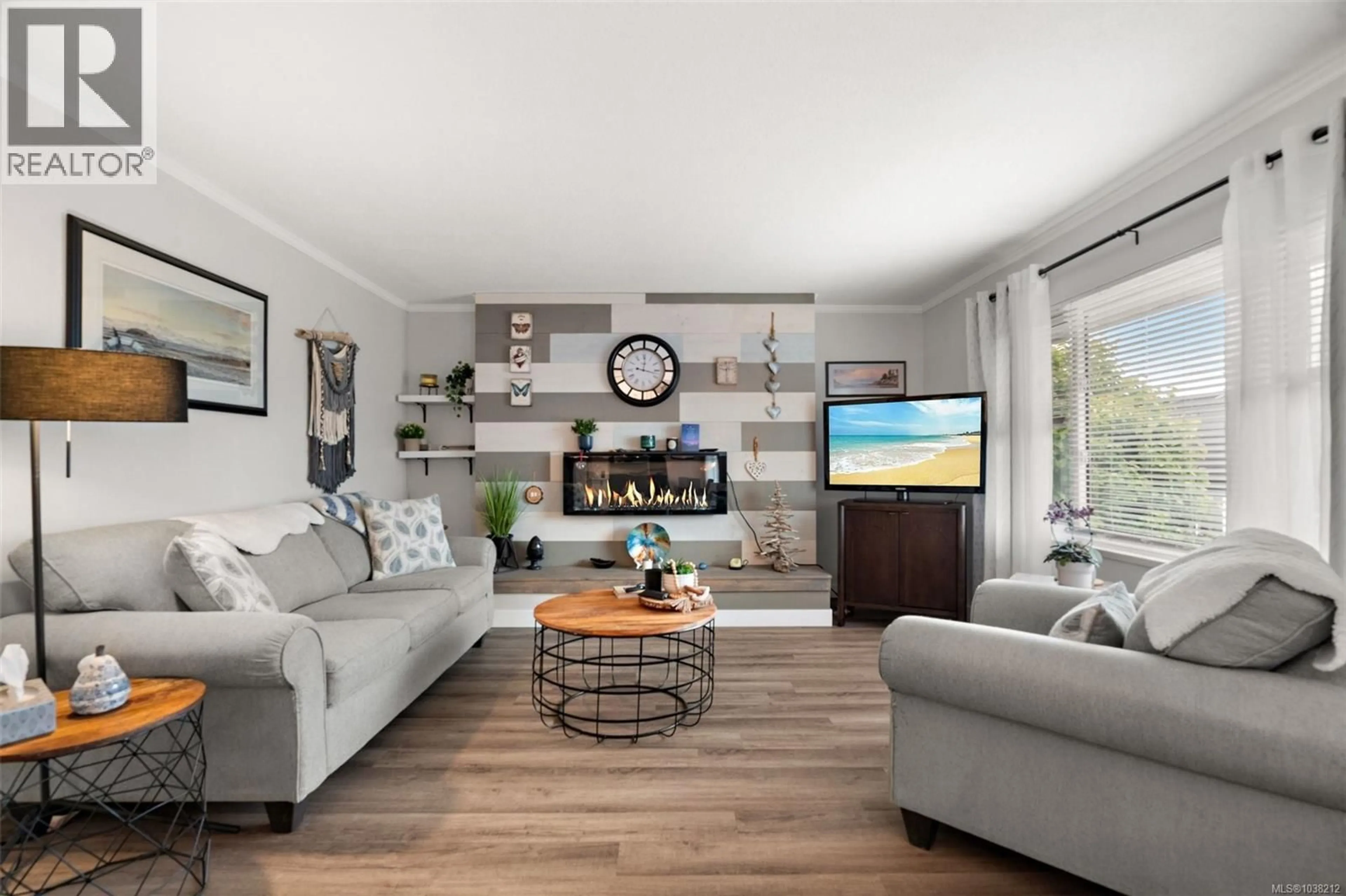 Living room with furniture, wood/laminate floor for 4 - 961 TRUNK ROAD, Duncan British Columbia V9L2R9