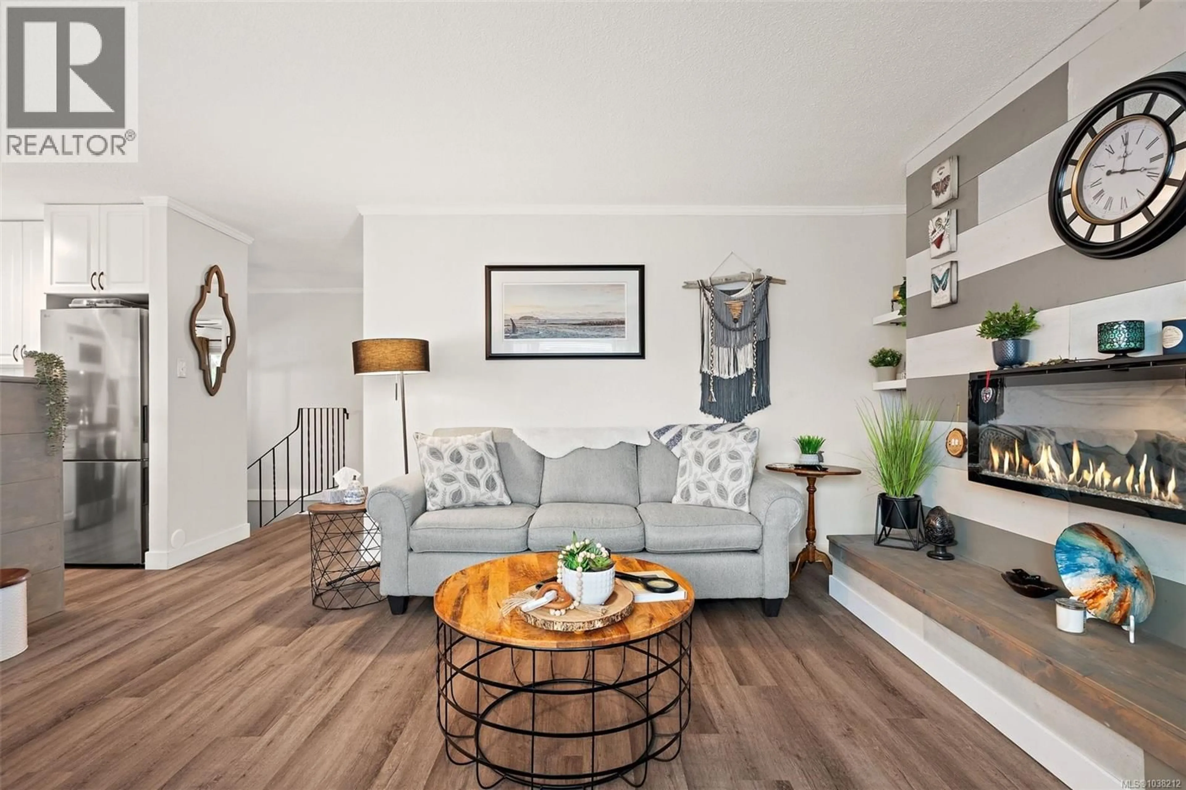 Living room with furniture, wood/laminate floor for 4 - 961 TRUNK ROAD, Duncan British Columbia V9L2R9