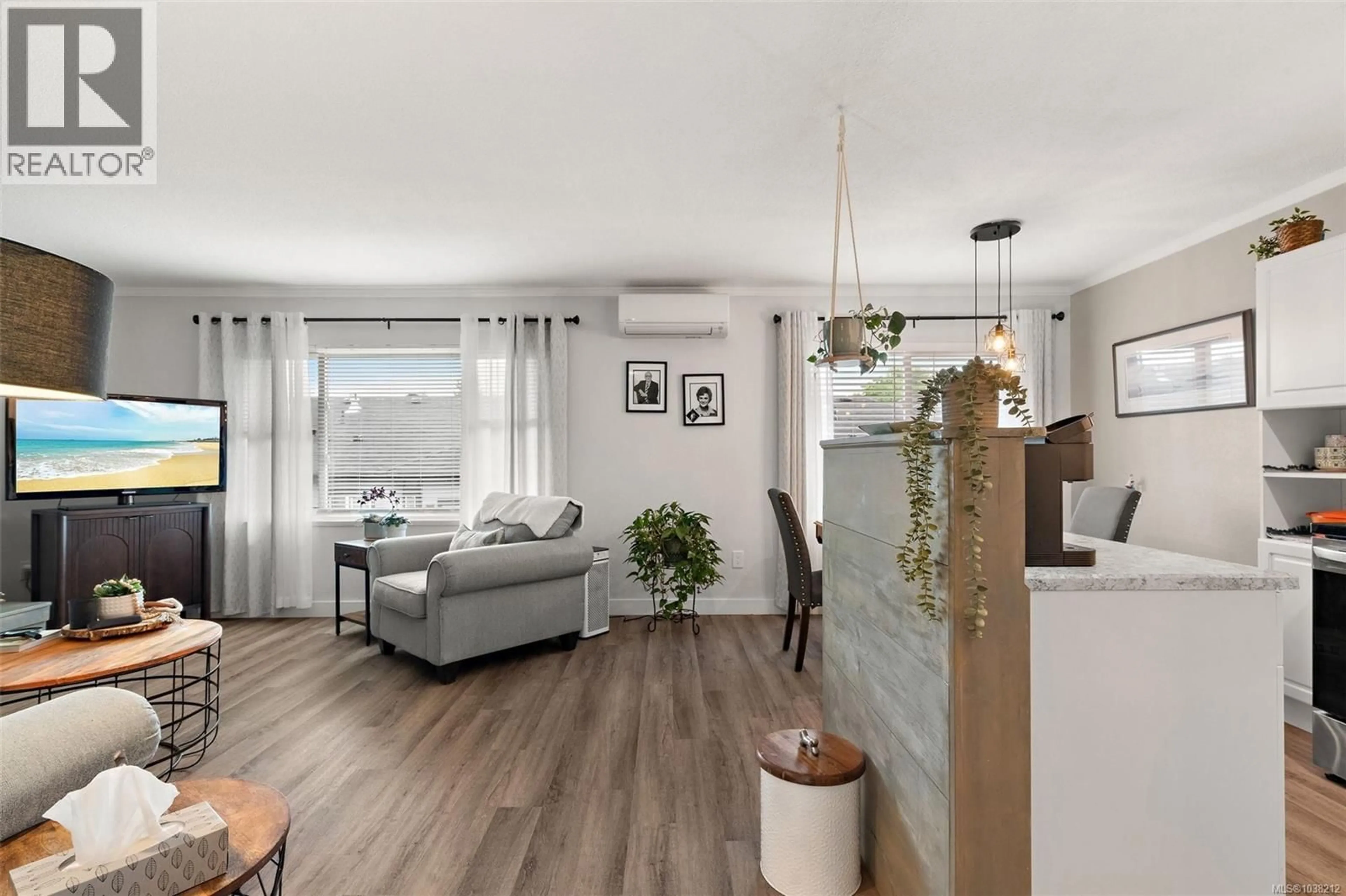 Living room with furniture, wood/laminate floor for 4 - 961 TRUNK ROAD, Duncan British Columbia V9L2R9