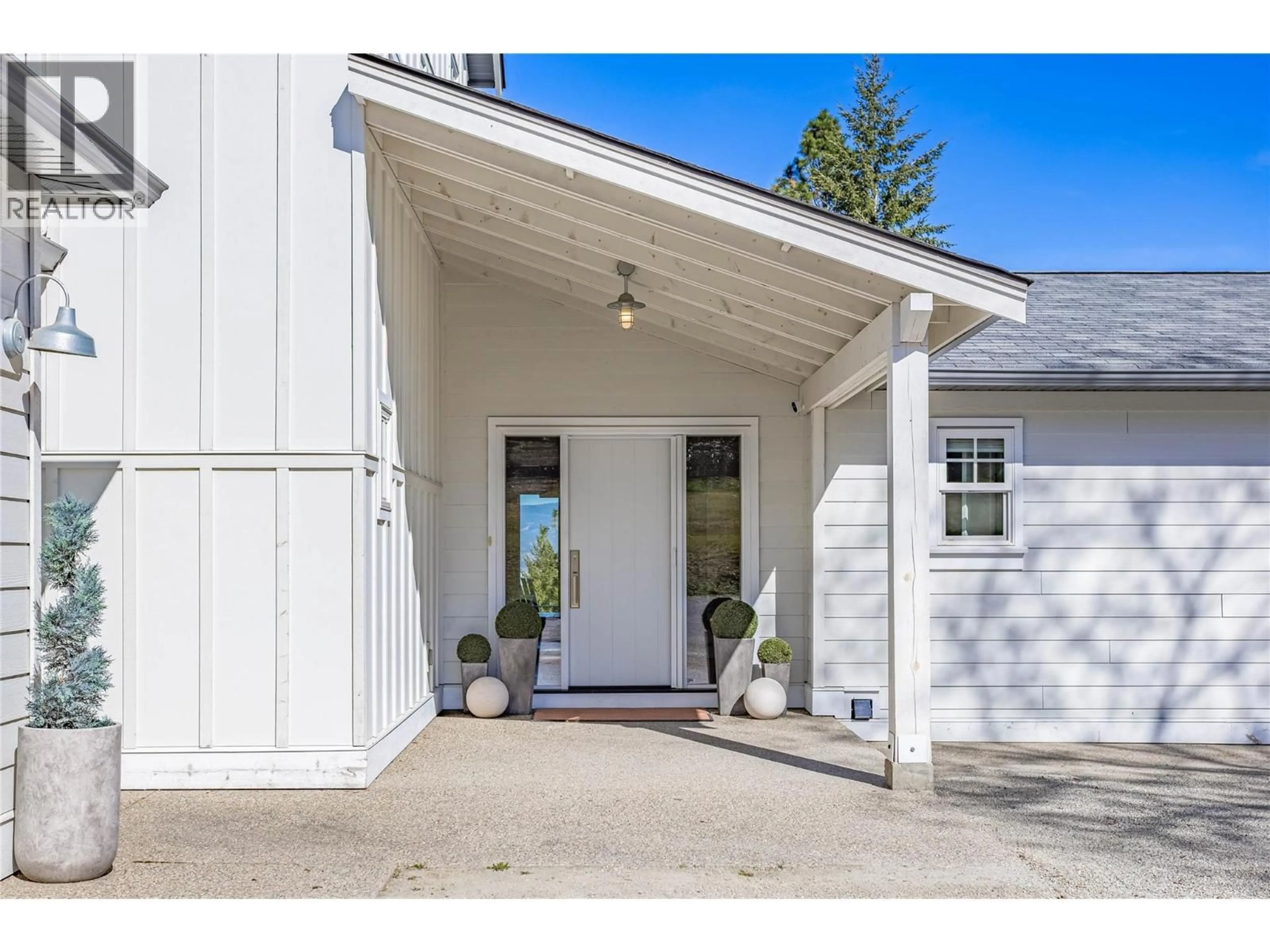 Indoor entryway for 2376 SAUCIER ROAD, Kelowna British Columbia V1W4B8
