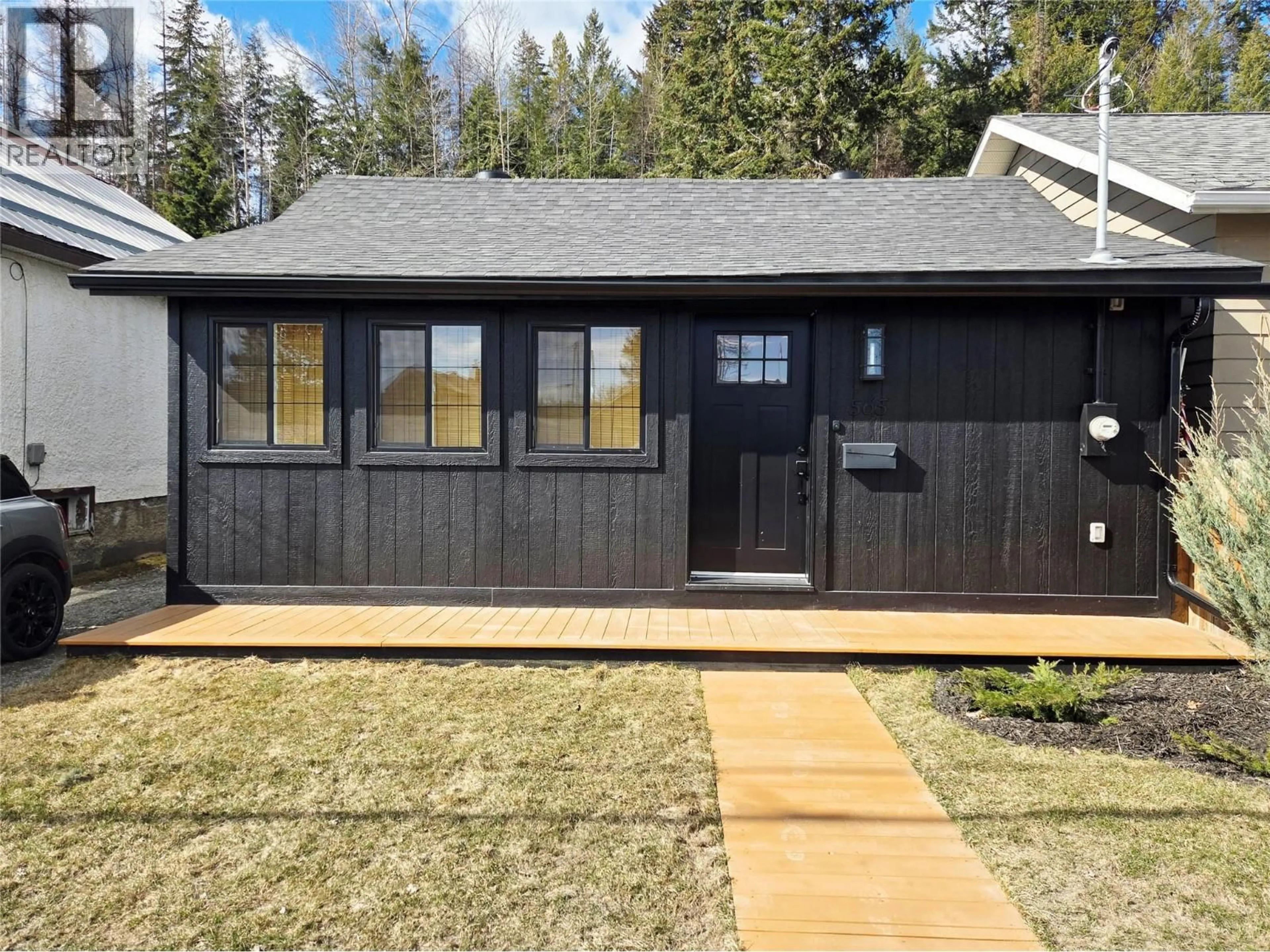 Home with vinyl exterior material, street for 565 WALLINGER AVENUE, Kimberley British Columbia V1A1Z8
