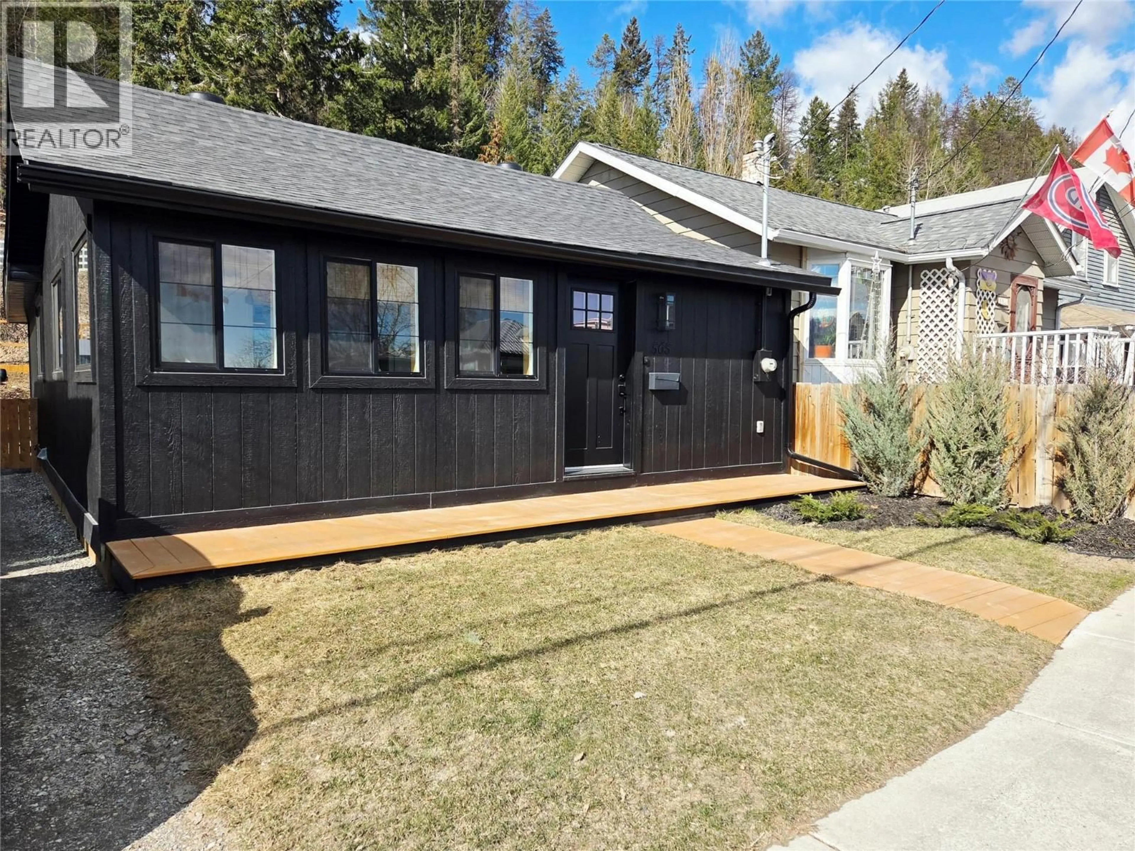 Home with vinyl exterior material, street for 565 WALLINGER AVENUE, Kimberley British Columbia V1A1Z8