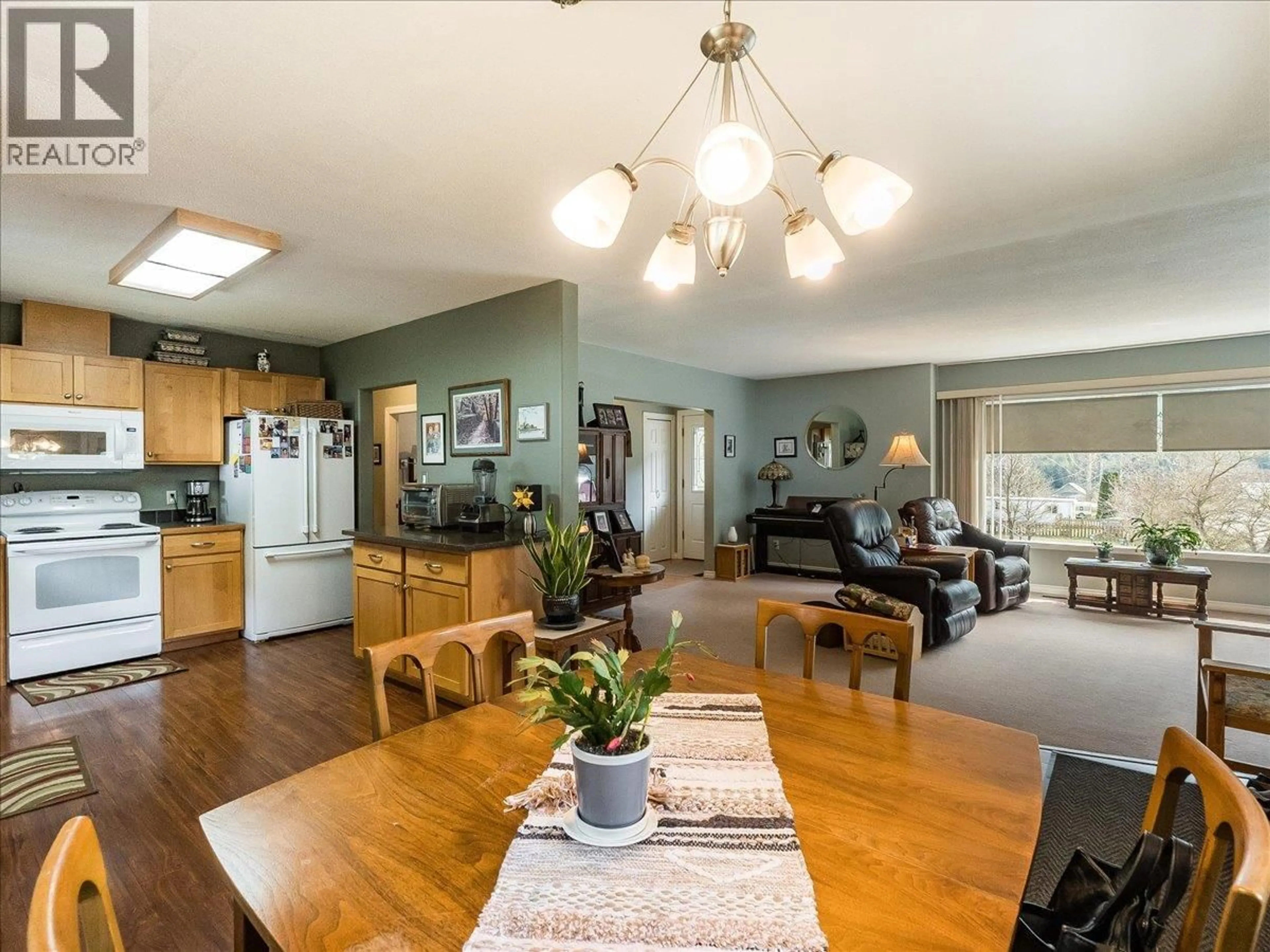 Open concept kitchen, wood/laminate floor for 1663 MORAN ROAD ROAD, Thrums British Columbia V1N4N5