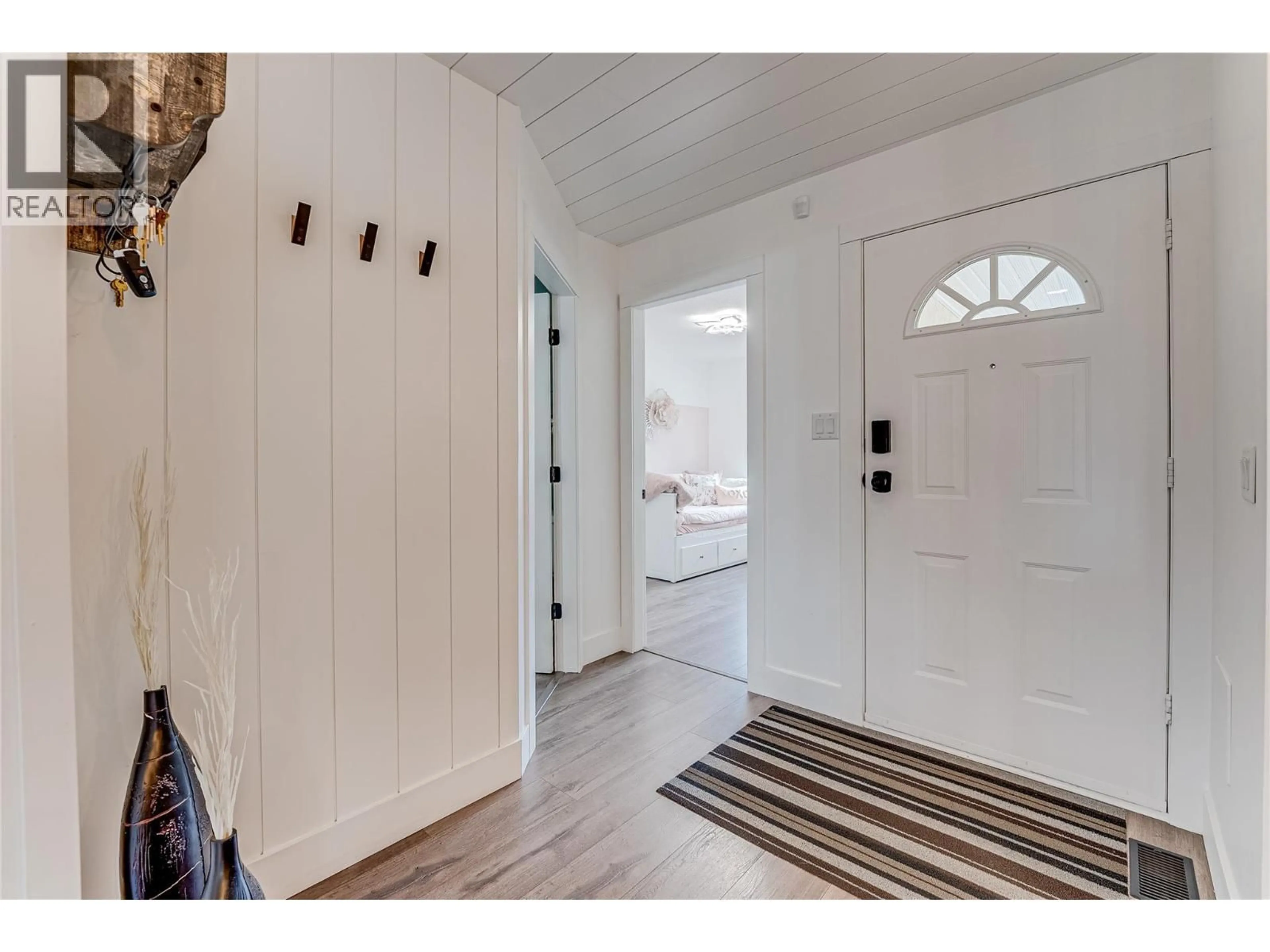 Indoor entryway for 4 - 3930 20 STREET, Vernon British Columbia V1T4C9