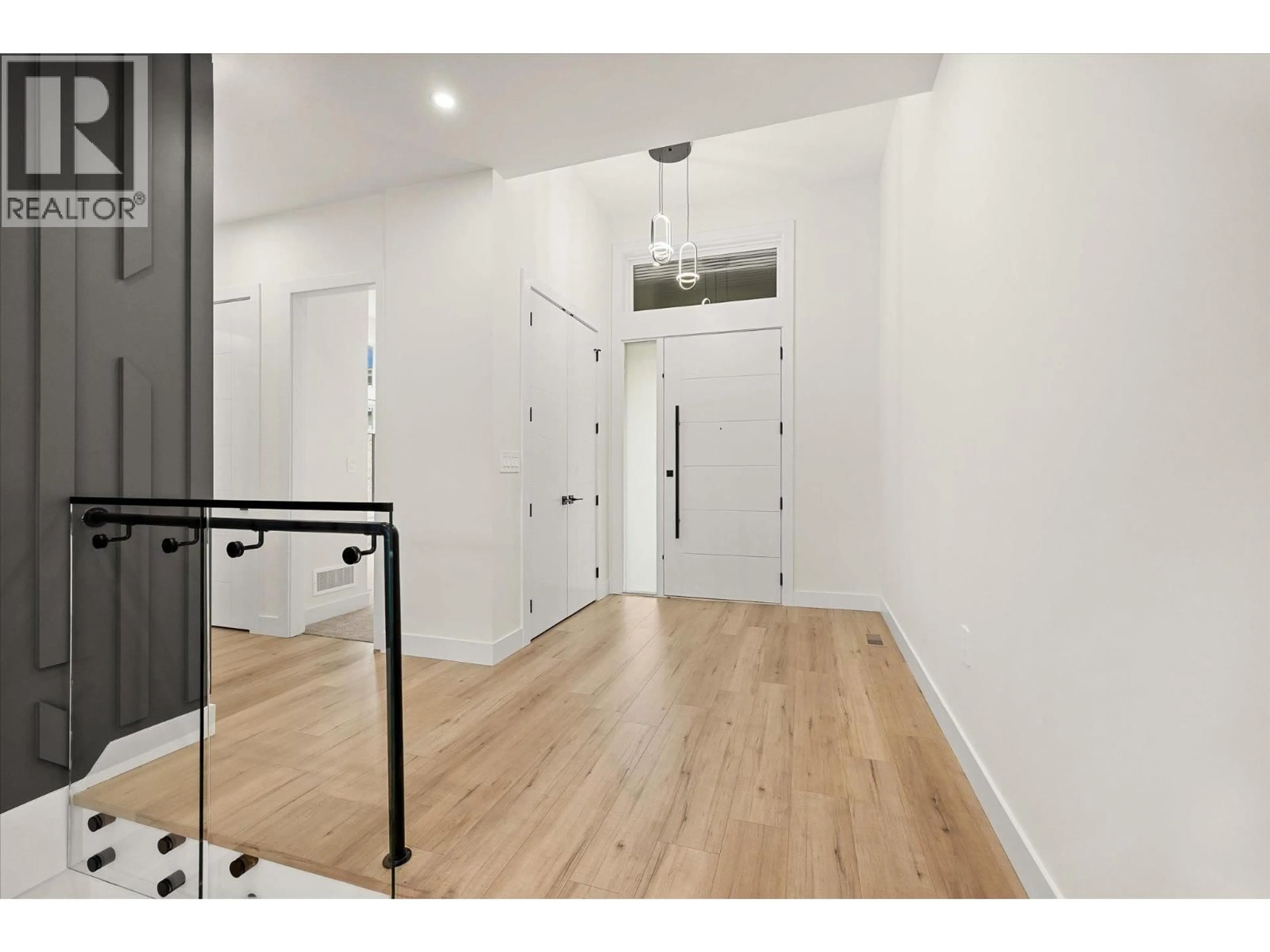 Indoor entryway for 897 CARNOUSTIE DRIVE, Kelowna British Columbia V1P0A3