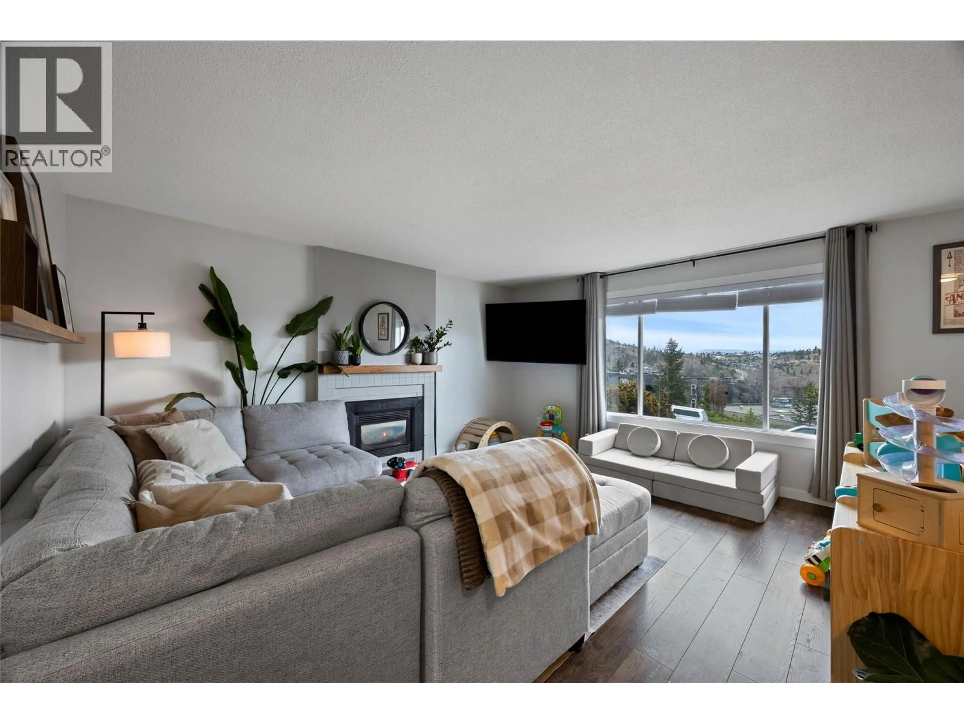 Living room with furniture, wood/laminate floor for 1967 HARRISON WAY, Kamloops British Columbia V1S1M8