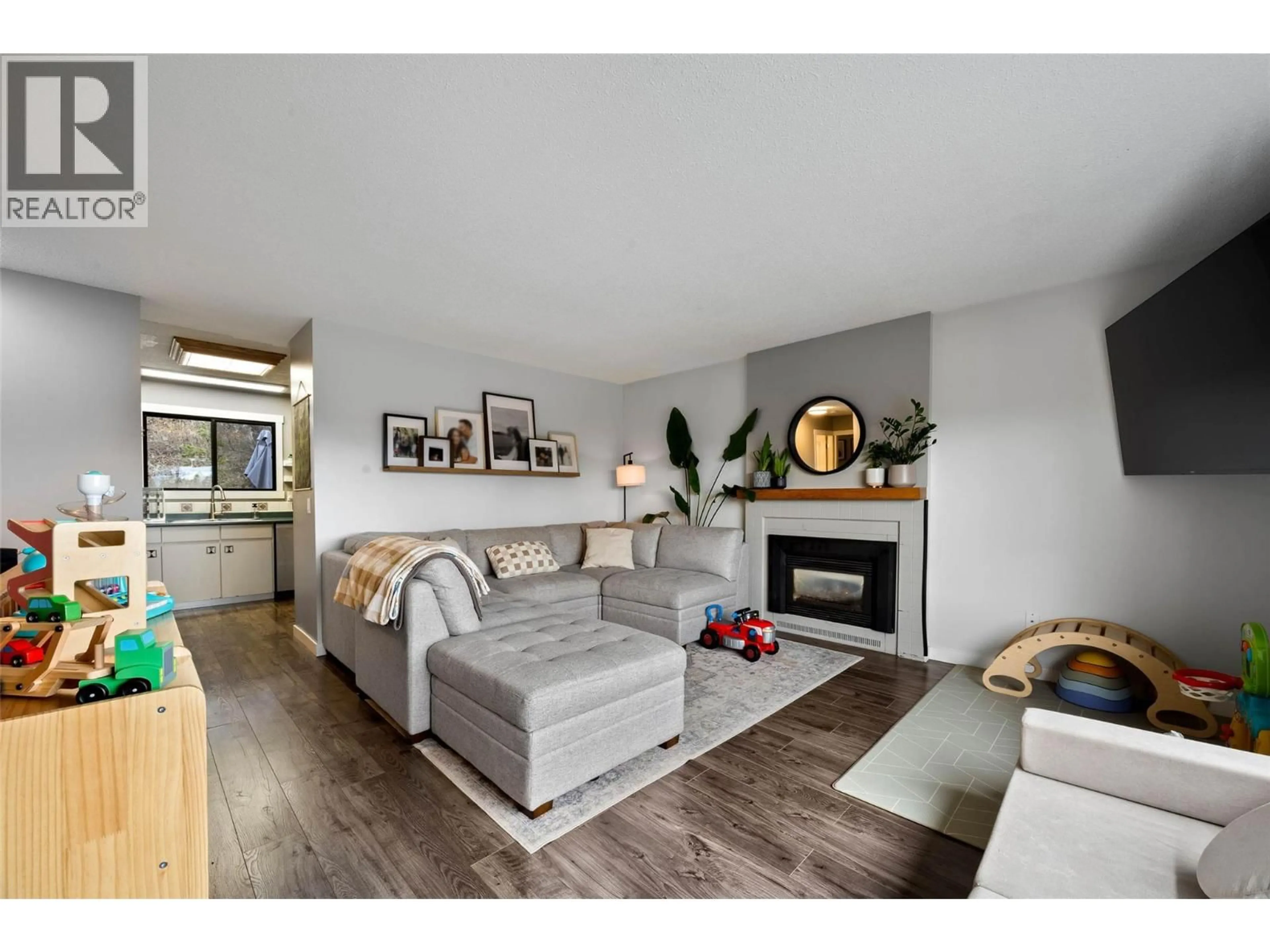 Living room with furniture, wood/laminate floor for 1967 HARRISON WAY, Kamloops British Columbia V1S1M8