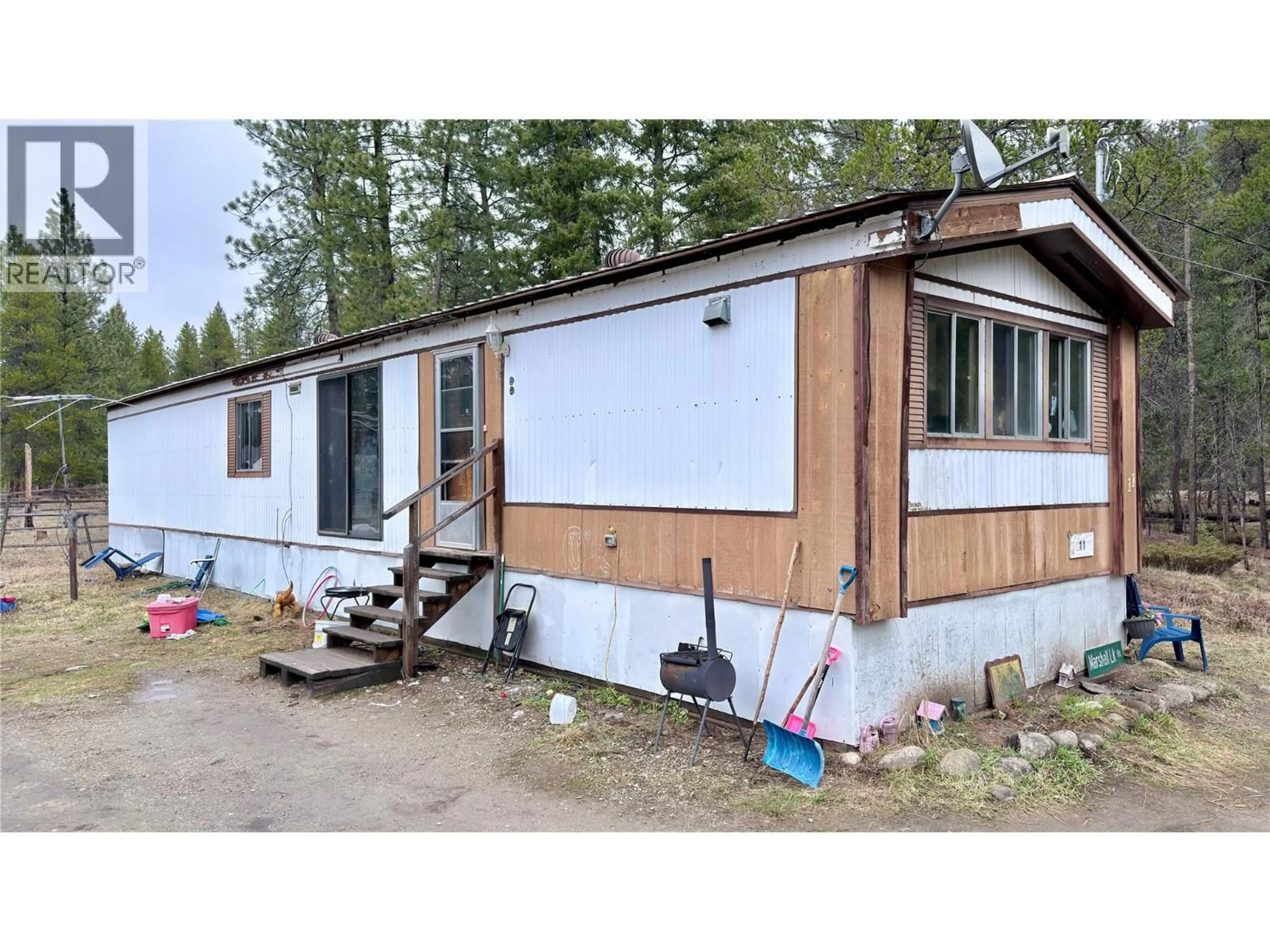 Home with vinyl exterior material, unknown for 11 HAGGEN ROAD, Beaverdell British Columbia V0H1A0