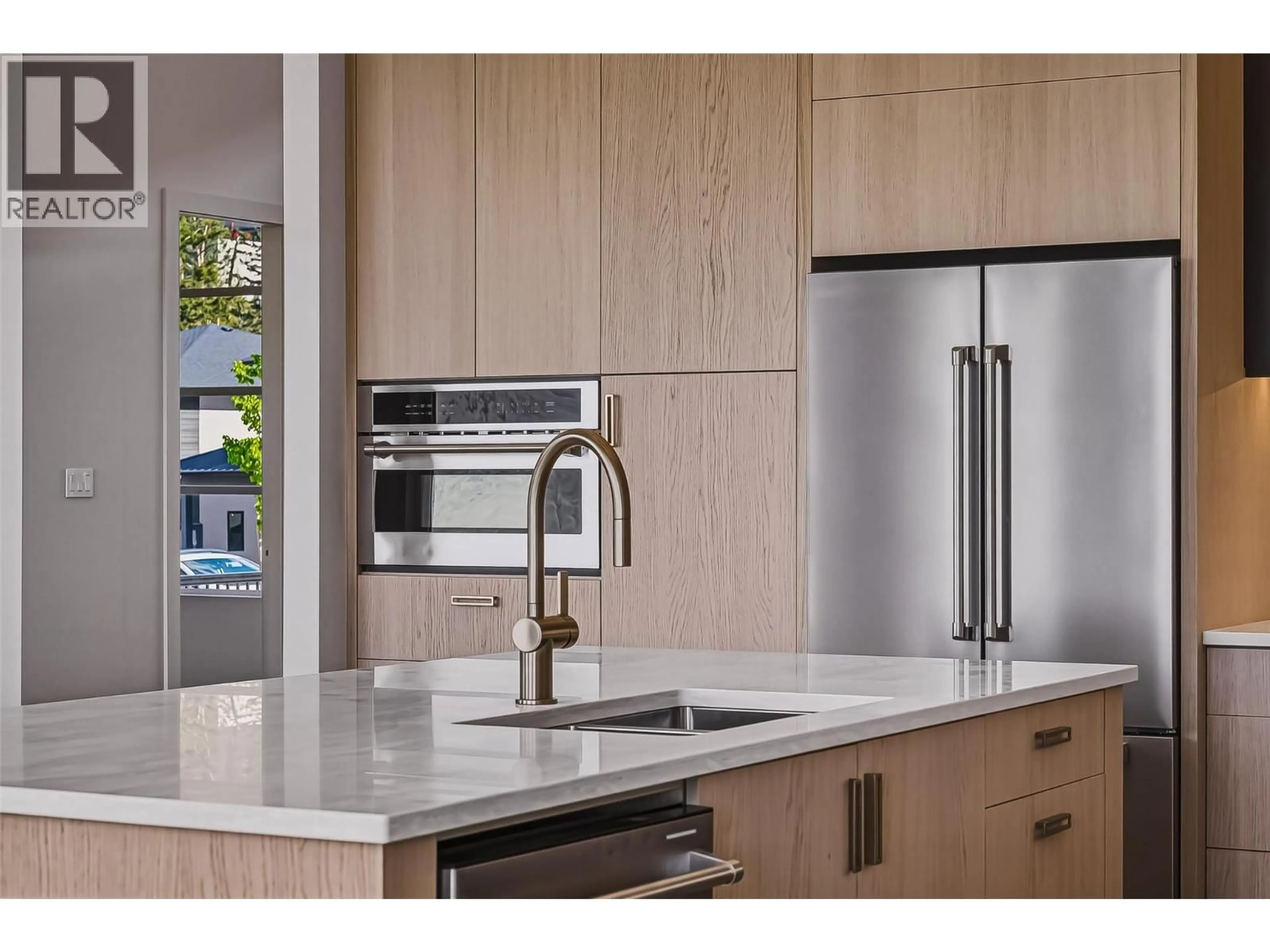 Contemporary kitchen, wood/laminate floor for 2281 COLDWATER DRIVE, Kamloops British Columbia V2E0E6