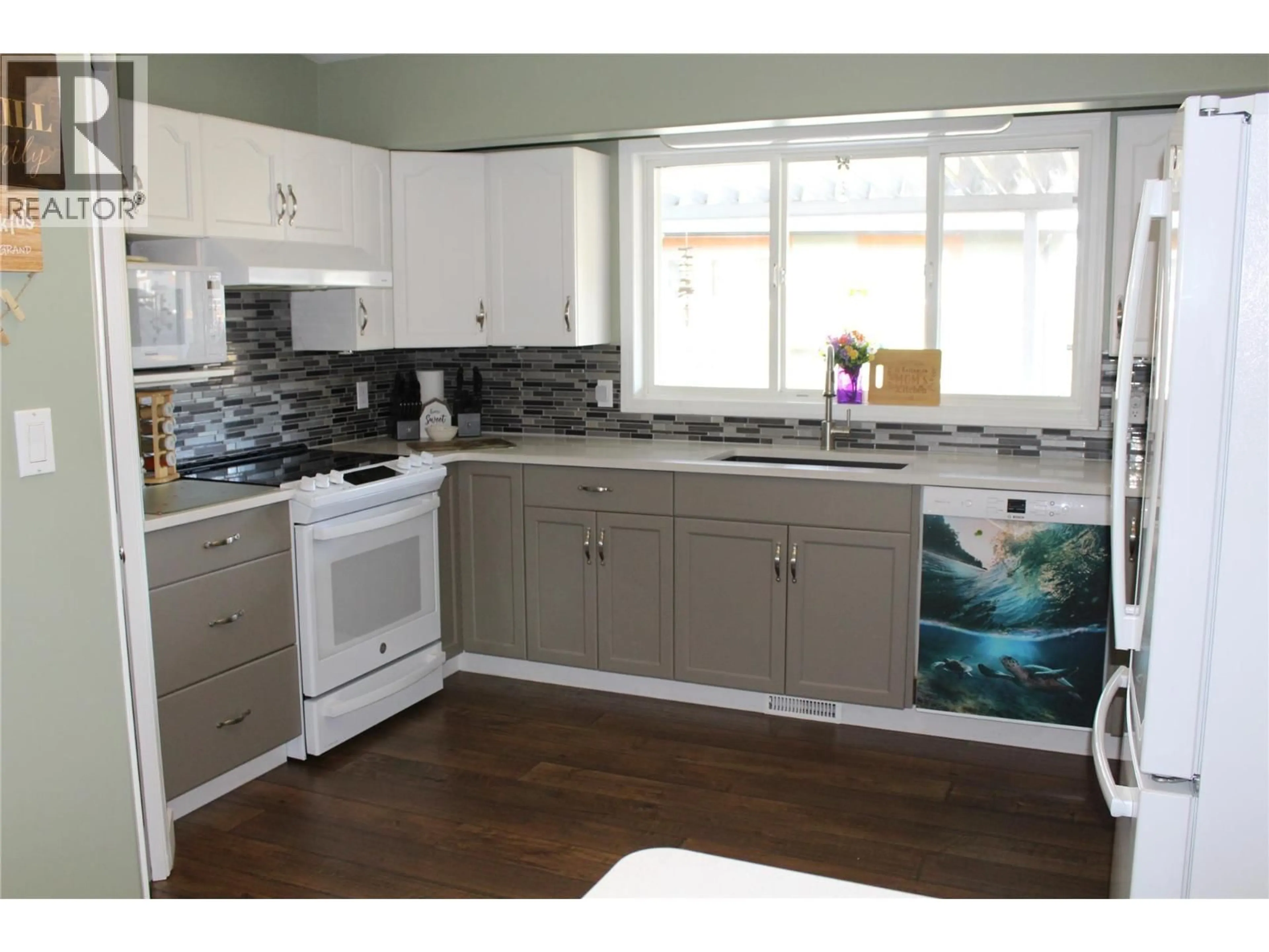 Standard kitchen, unknown for 1021 12 AVENUE SOUTHEAST, Salmon Arm British Columbia V1E2C8