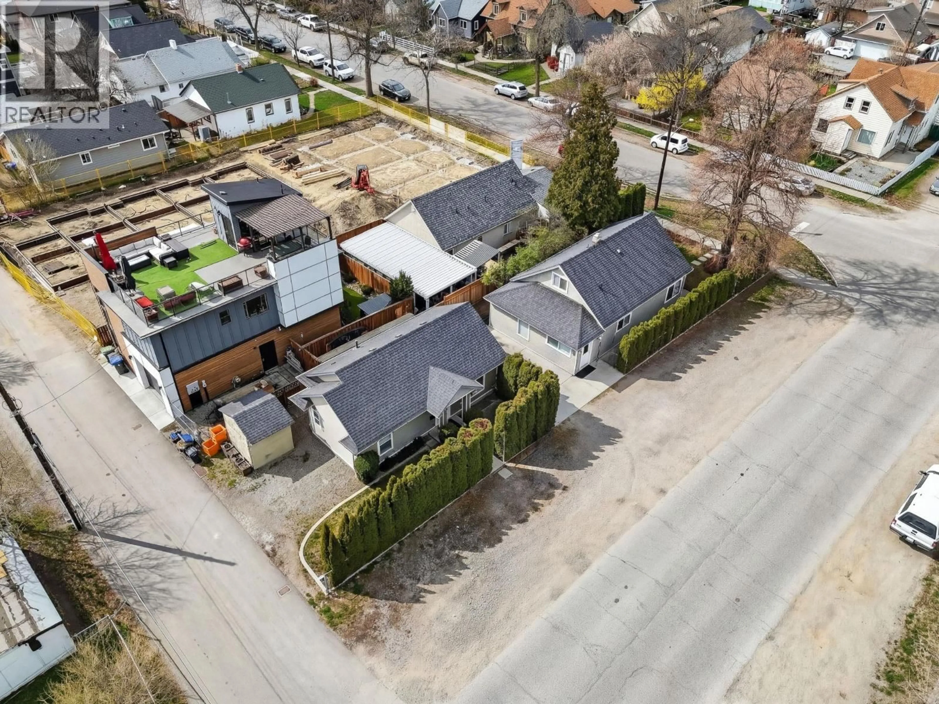 A pic from outside/outdoor area/front of a property/back of a property/a pic from drone, street for 991 CORONATION AVENUE, Kelowna British Columbia V1Y7A6