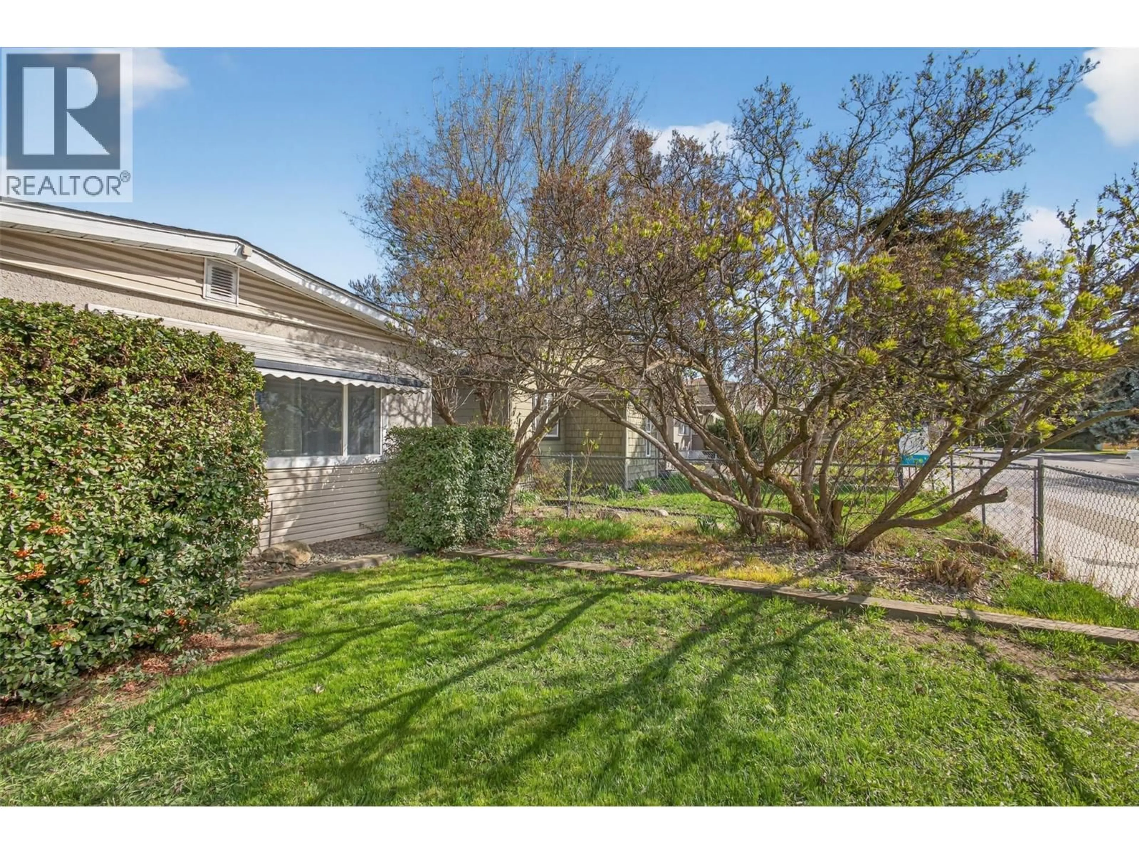 A pic from outside/outdoor area/front of a property/back of a property/a pic from drone, street for 1405 ETHEL STREET, Kelowna British Columbia V1Y2X5