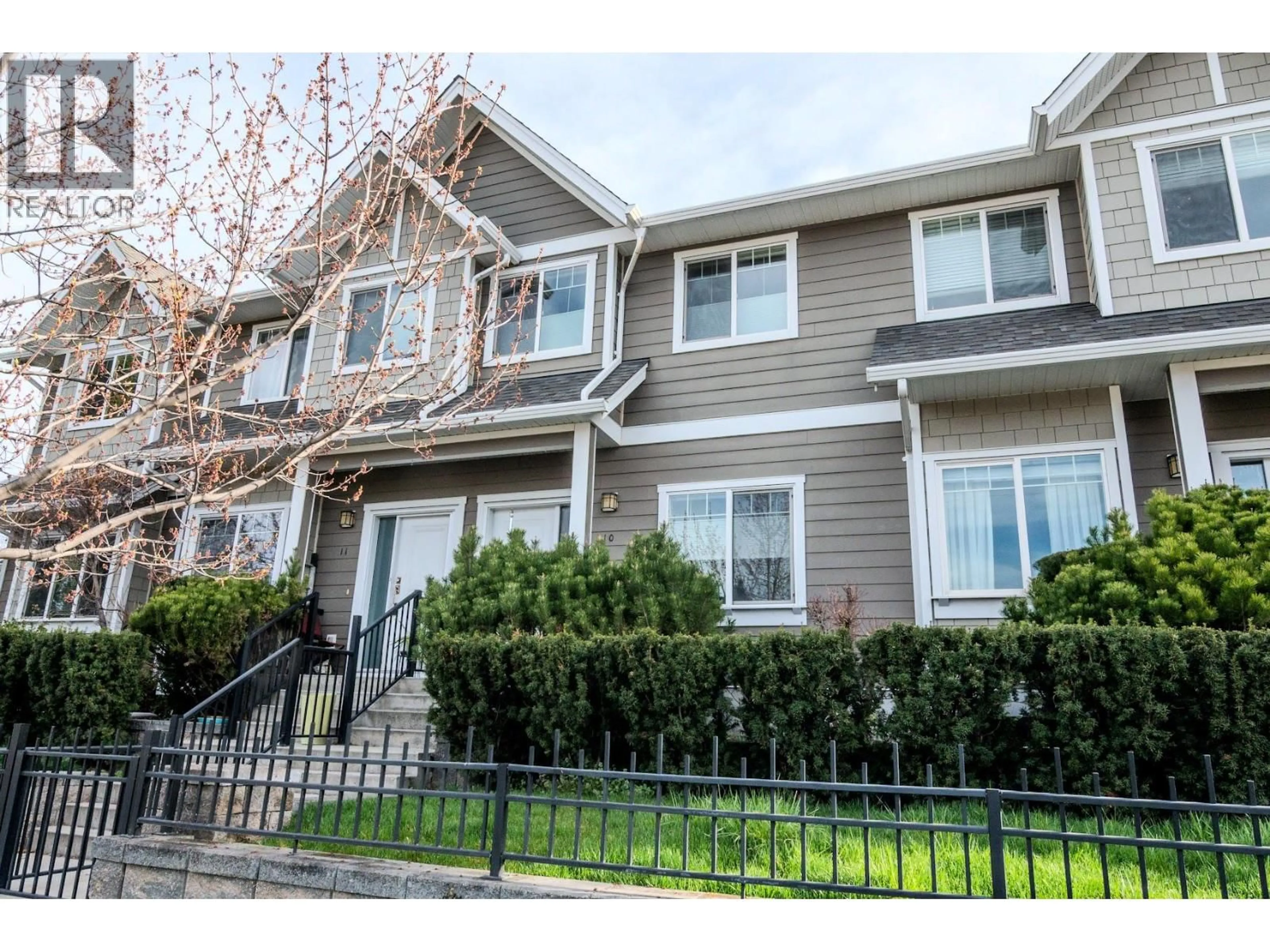 Home with vinyl exterior material, street for 10 - 600 SHERWOOD ROAD, Kelowna British Columbia V1W5K1