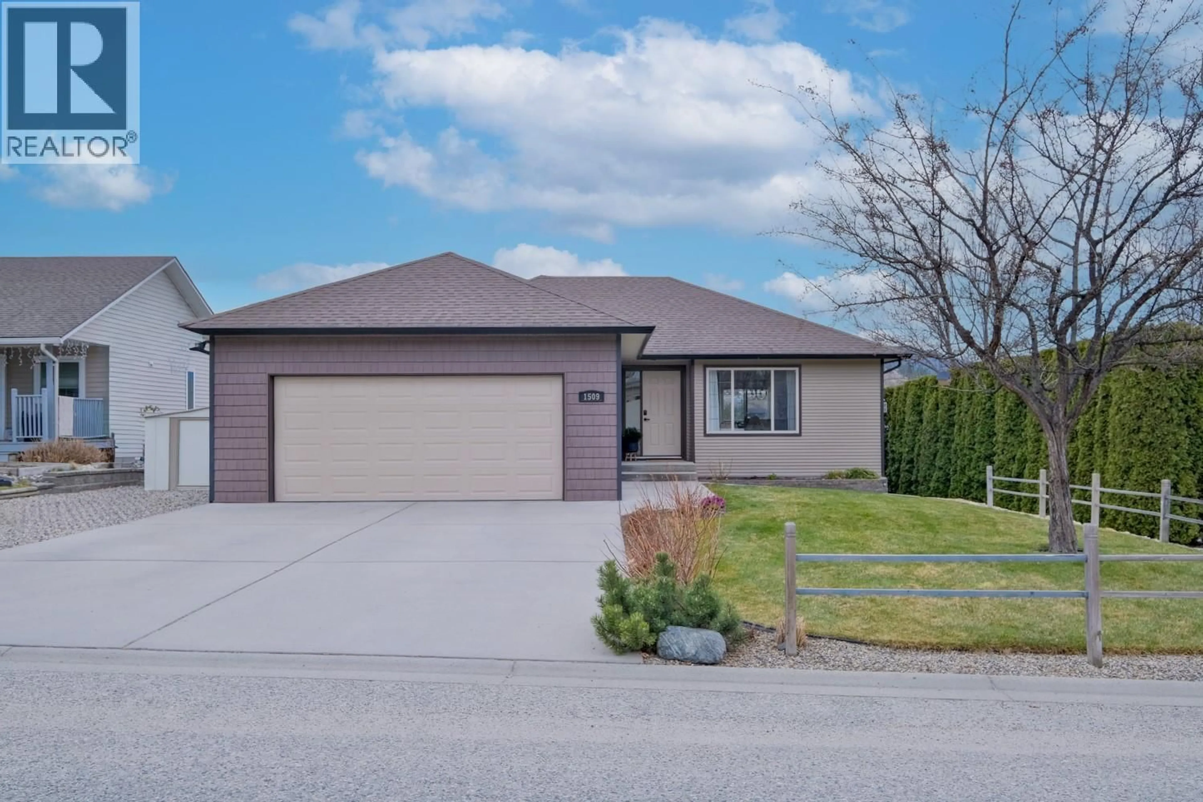 Home with vinyl exterior material, street for 1509 FEEDHAM AVENUE, Kelowna British Columbia V1P1N7