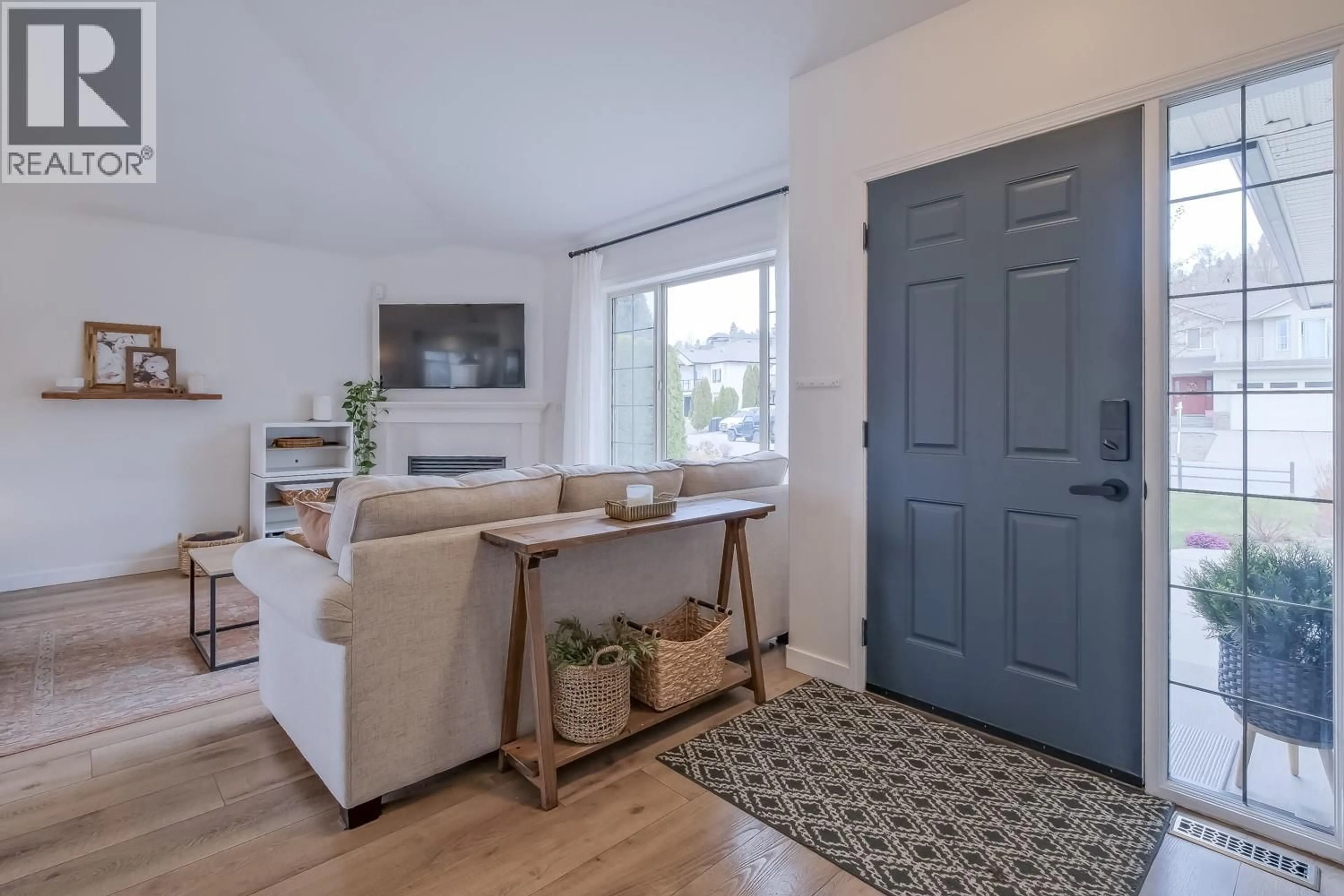 Indoor entryway for 1509 FEEDHAM AVENUE, Kelowna British Columbia V1P1N7