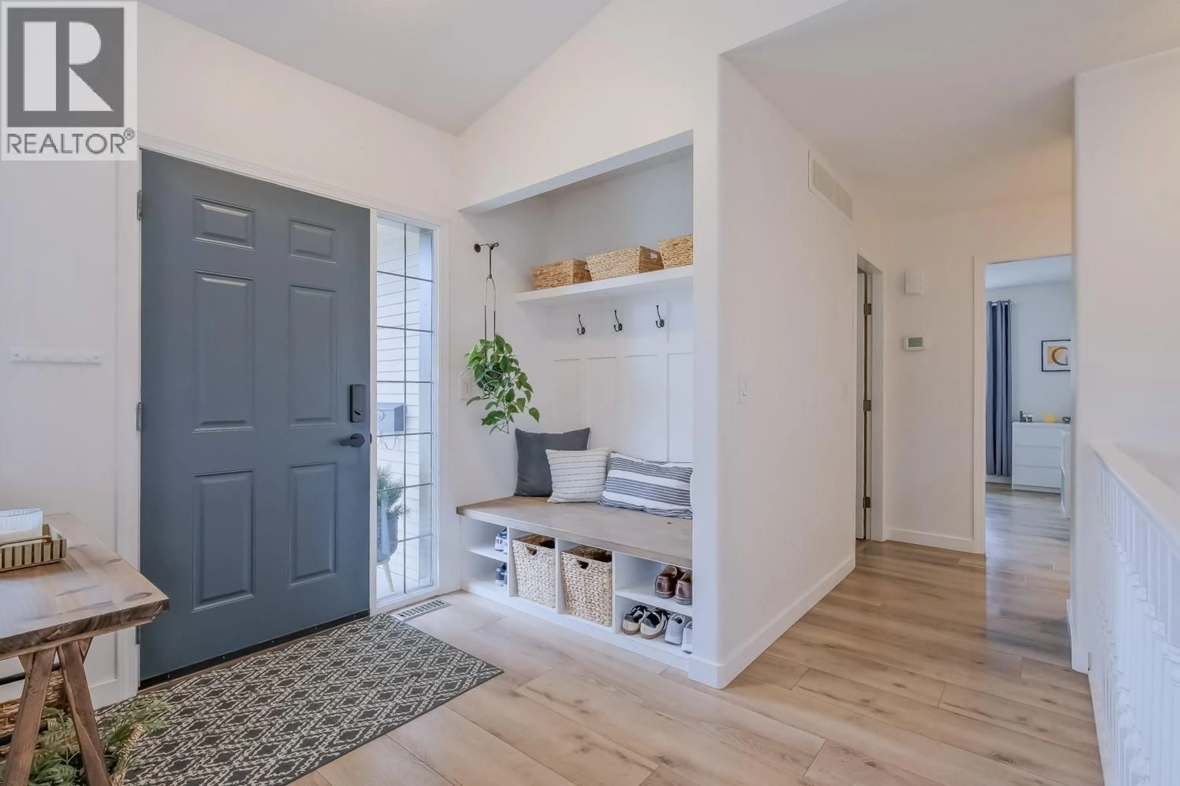 Indoor entryway for 1509 FEEDHAM AVENUE, Kelowna British Columbia V1P1N7