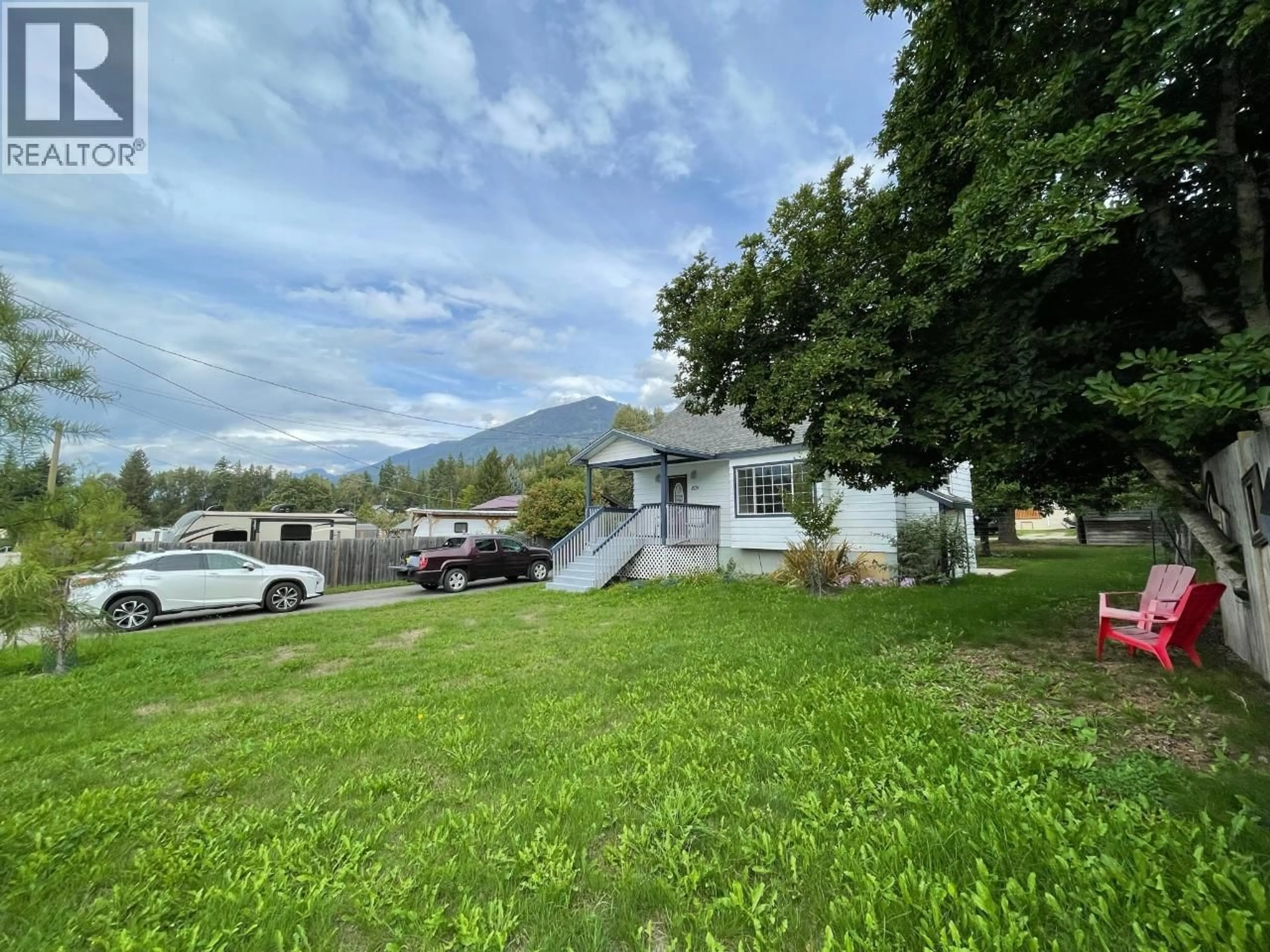 A pic from outside/outdoor area/front of a property/back of a property/a pic from drone, mountain view for 1526 EASTMAN AVENUE, Riondel British Columbia V0B2B0