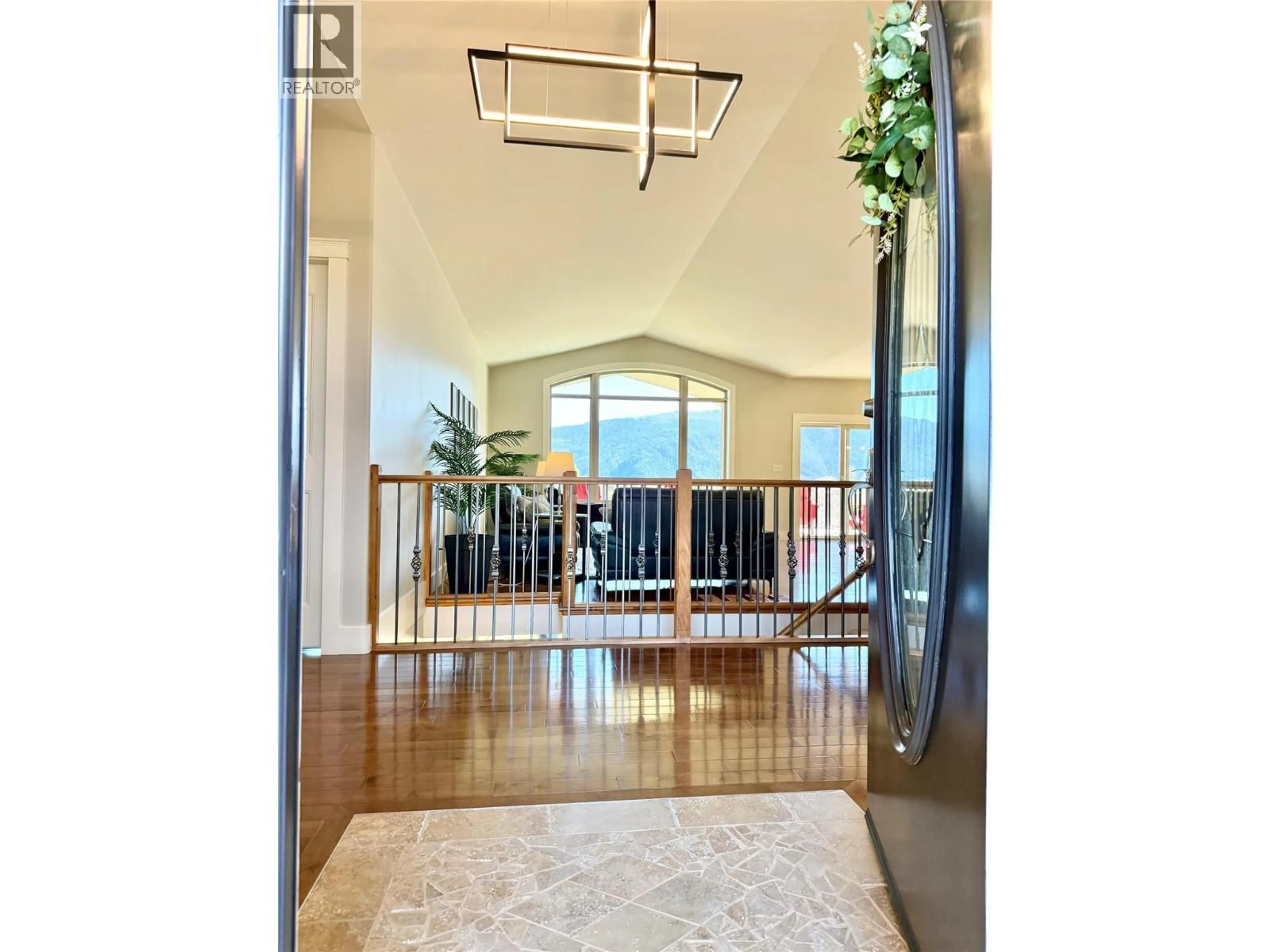 Indoor foyer for 7958 MCCALLUM VIEW DRIVE, Grand Forks British Columbia V0H1H2