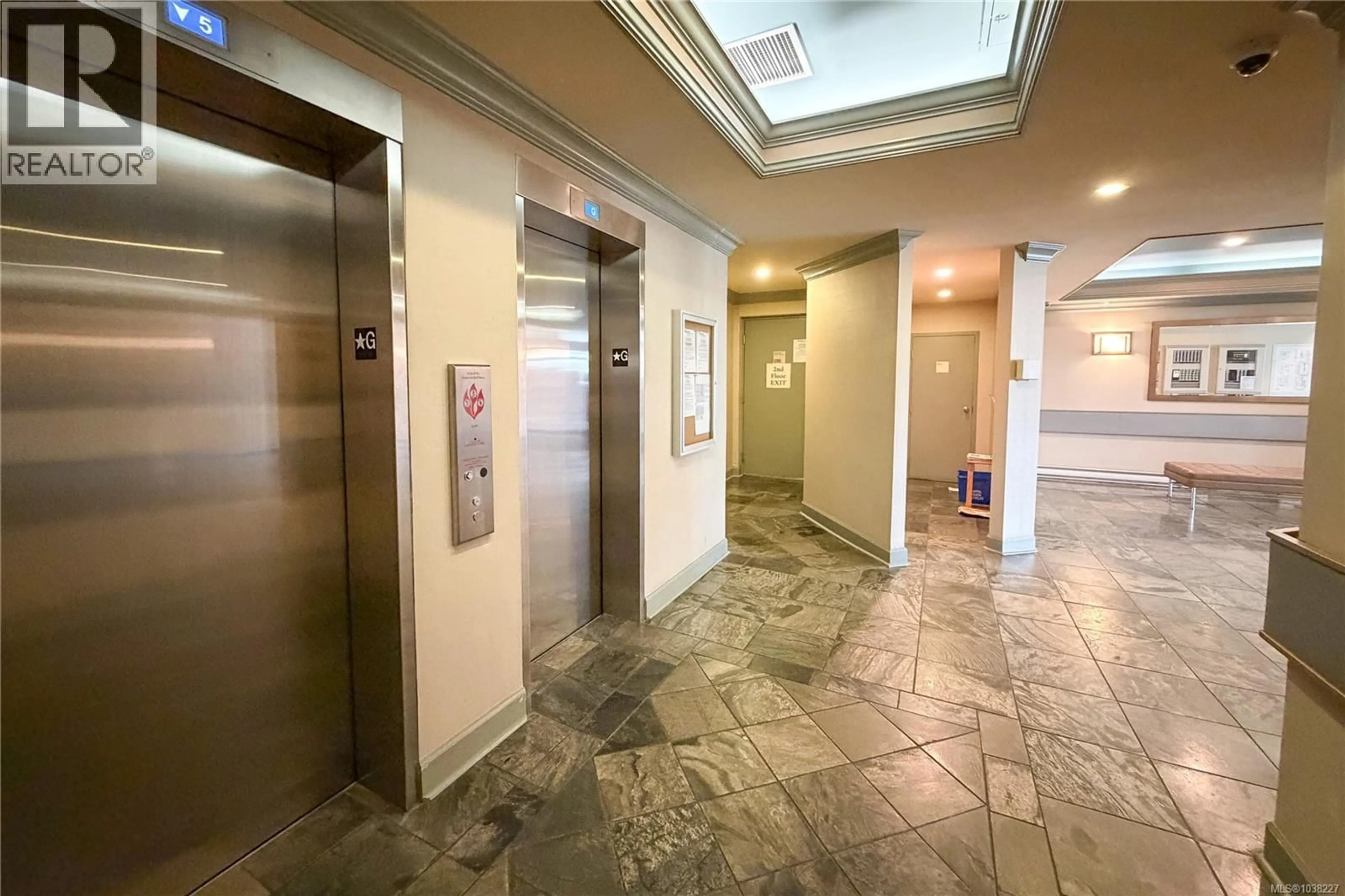 Indoor foyer for 703 - 835 VIEW STREET, Victoria British Columbia V8W3W8