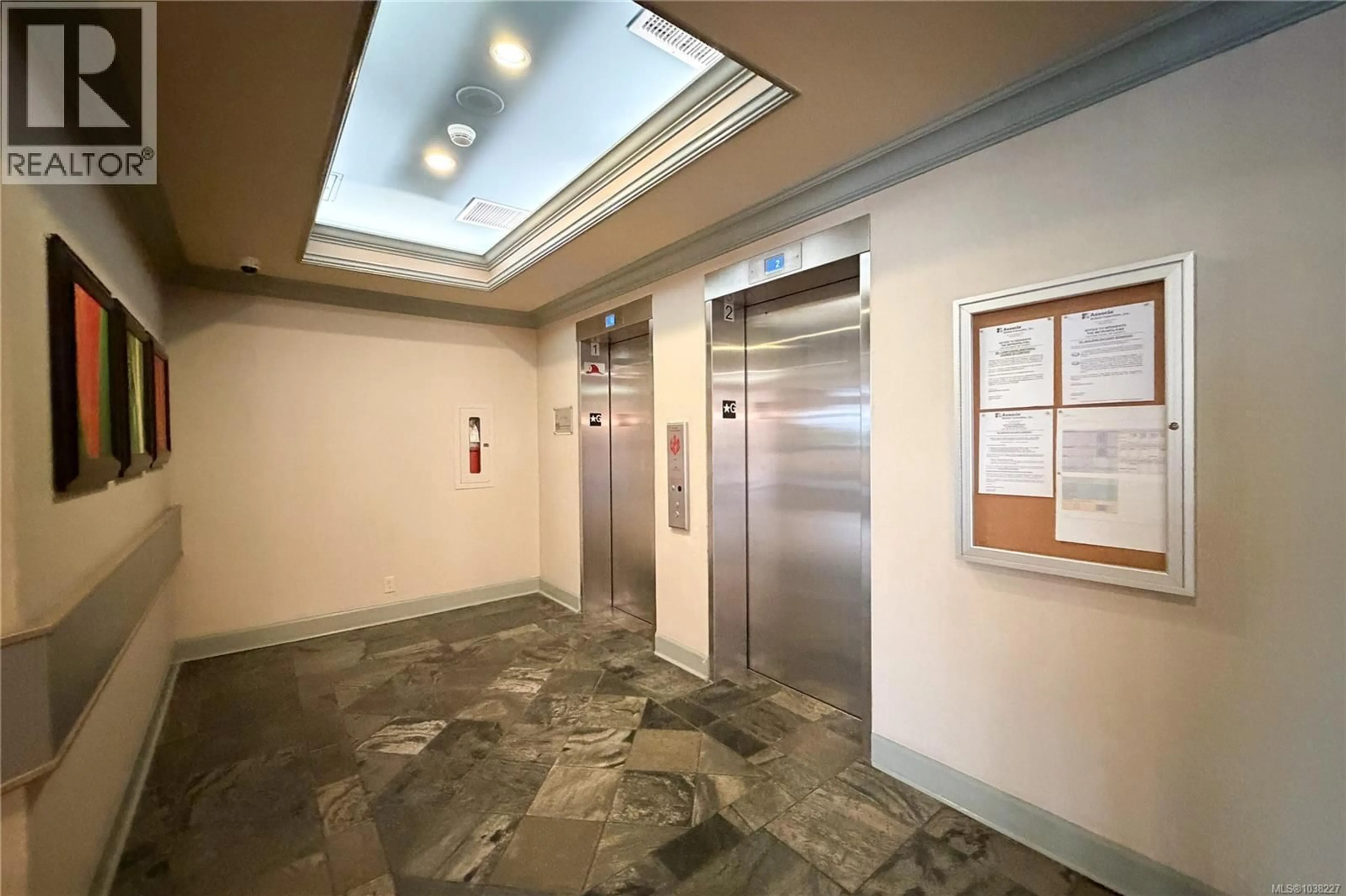Indoor foyer for 703 - 835 VIEW STREET, Victoria British Columbia V8W3W8