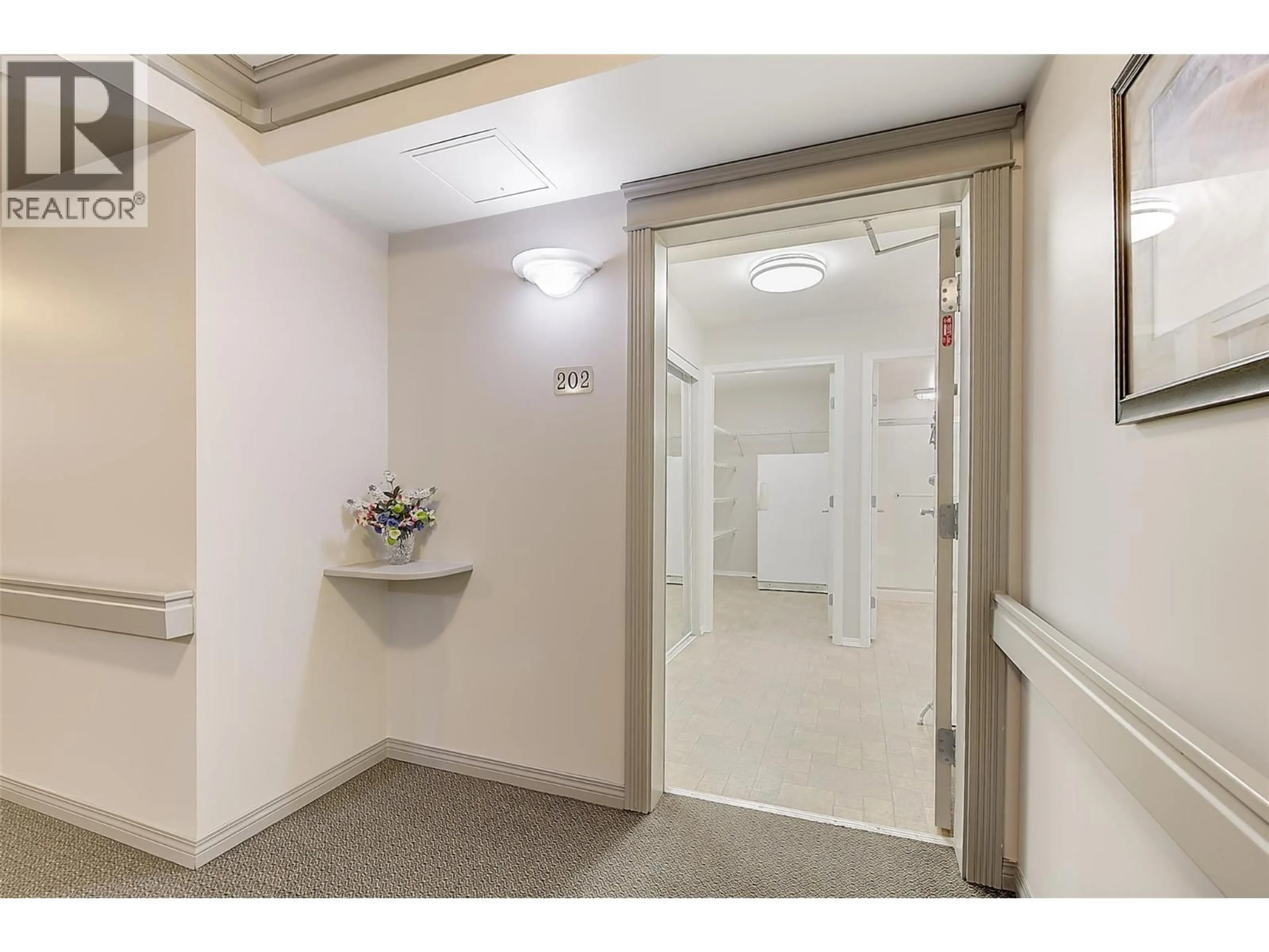 Indoor foyer for 202 - 265 FROELICH ROAD, Kelowna British Columbia V1X3M6