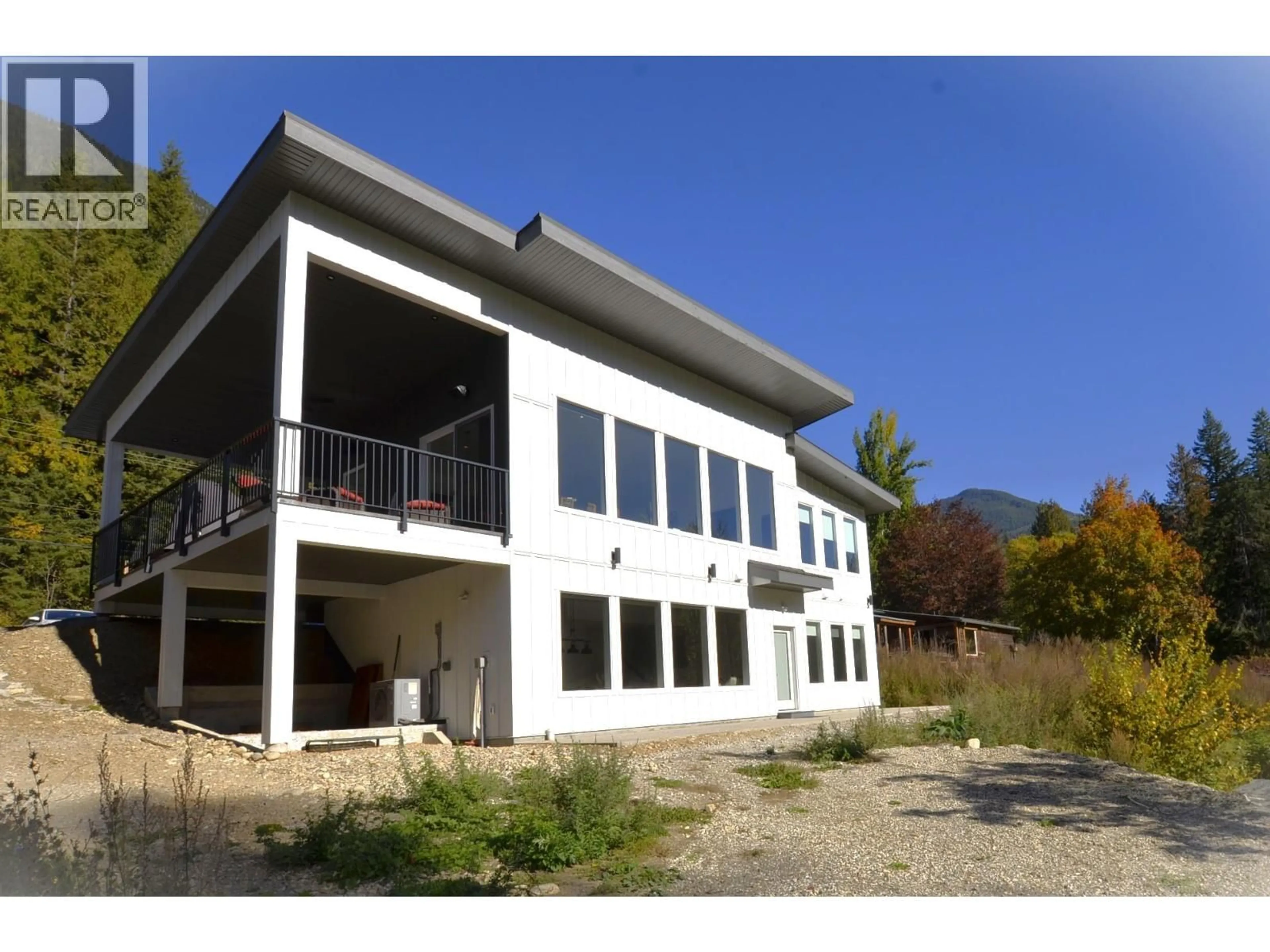 Home with vinyl exterior material, building for 5916 FERGUSON FRONTAGE ROAD, Malakwa British Columbia V0E2J0