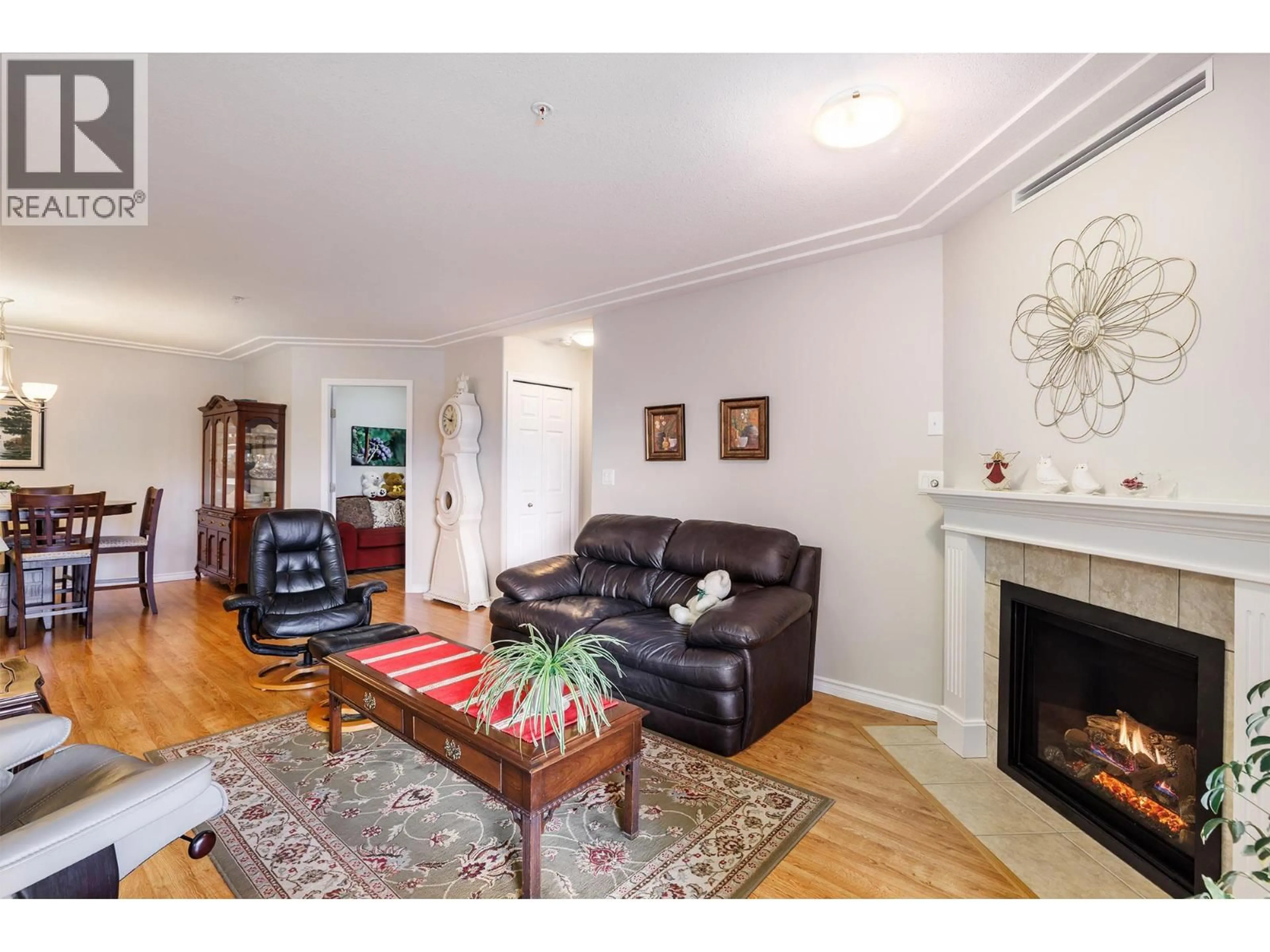Living room with furniture, wood/laminate floor for 204 - 1967 UNDERHILL STREET, Kelowna British Columbia V1X8C9