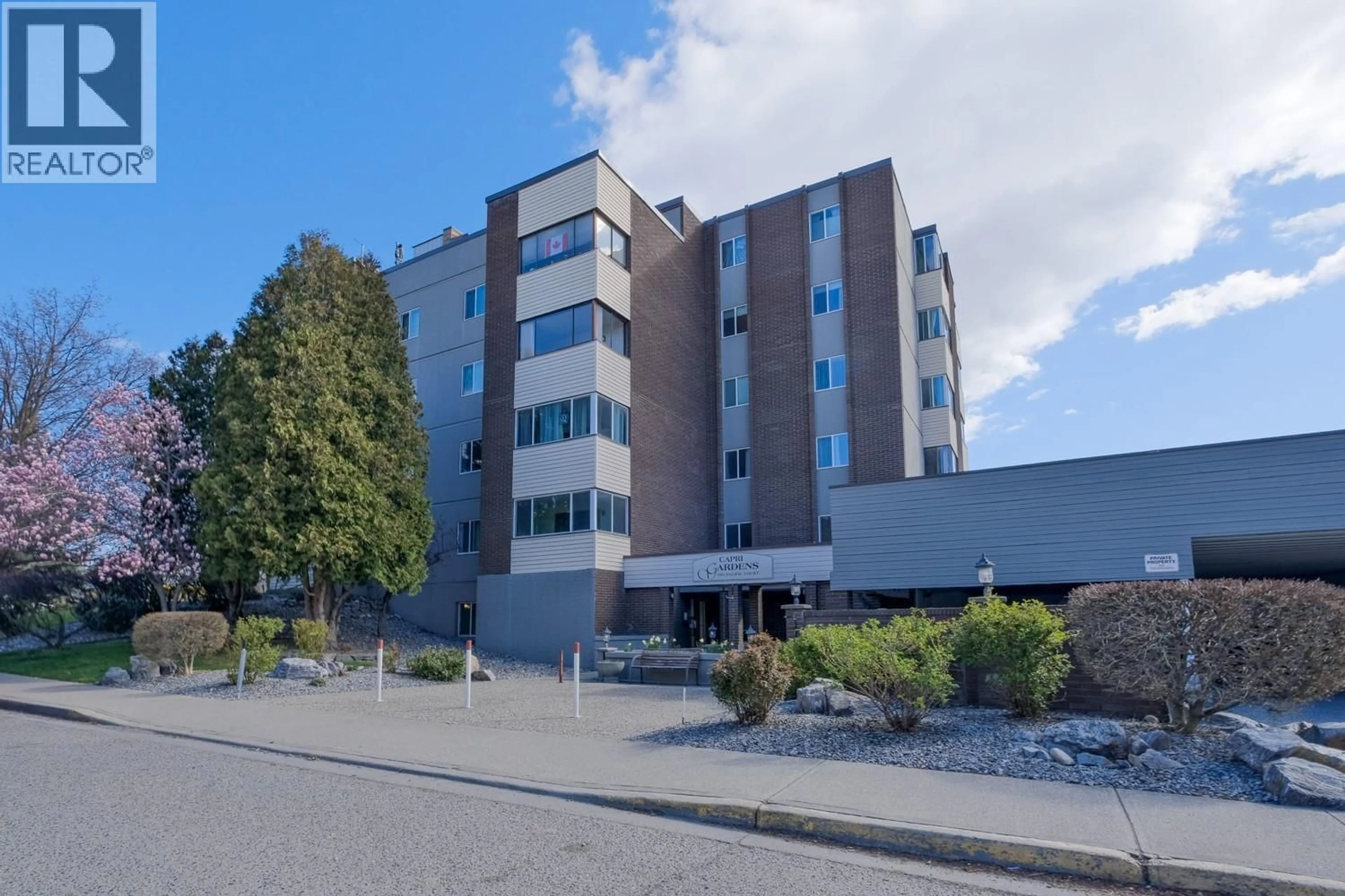 Patio, building for 401 - 1915 PACIFIC COURT, Kelowna British Columbia V1Y8B3