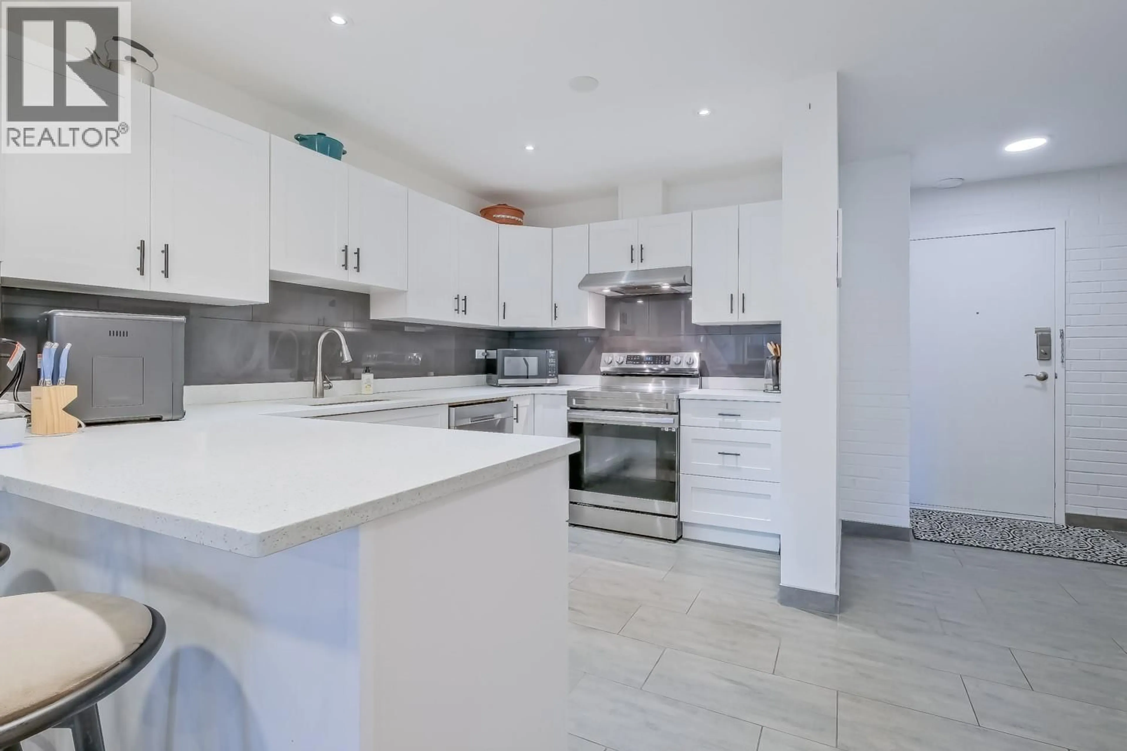 Open concept kitchen, ceramic/tile floor for 401 - 1915 PACIFIC COURT, Kelowna British Columbia V1Y8B3