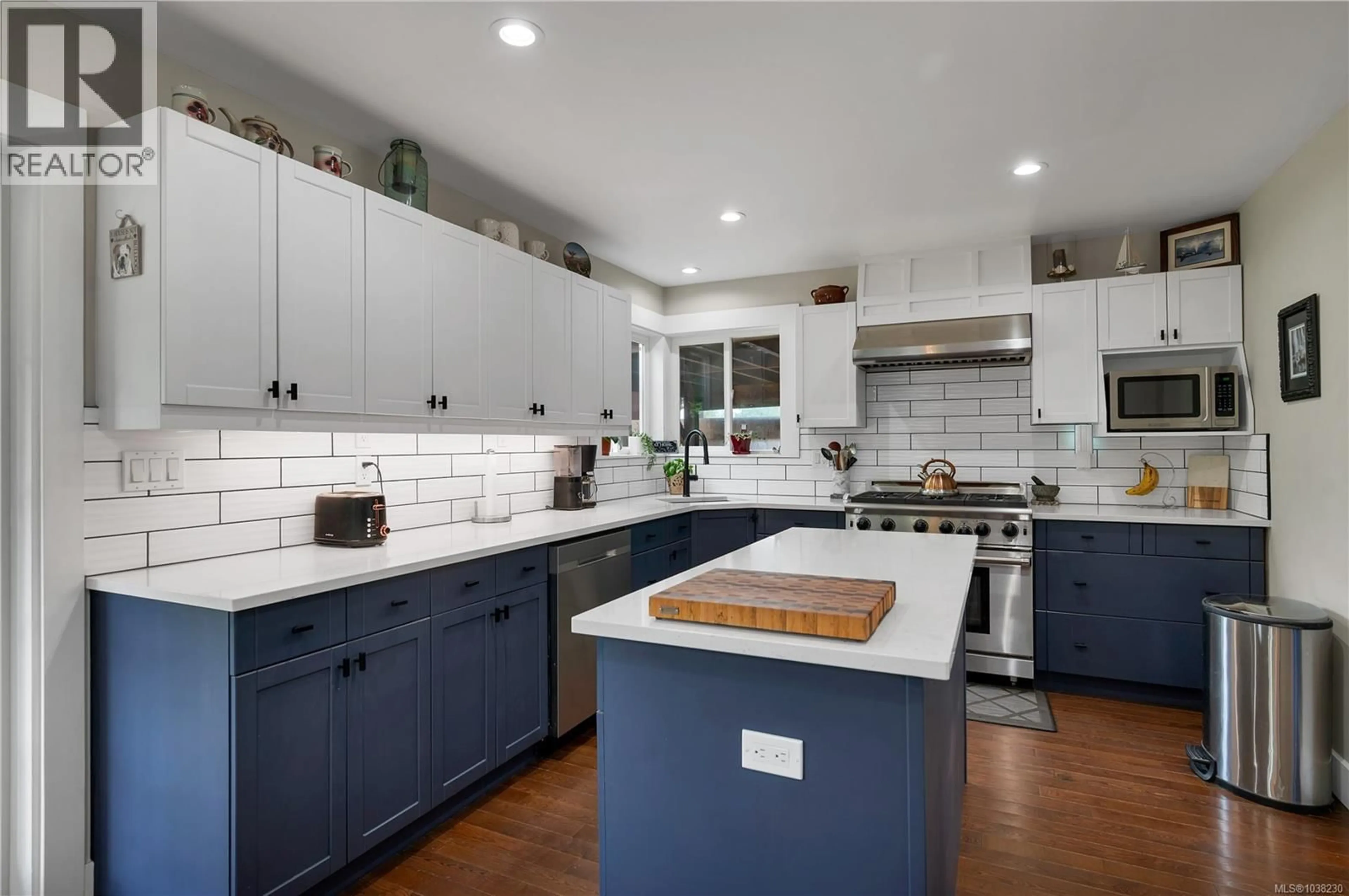 Contemporary kitchen, ceramic/tile floor for 212 SEABREEZE DRIVE, Campbell River British Columbia V9H1J1