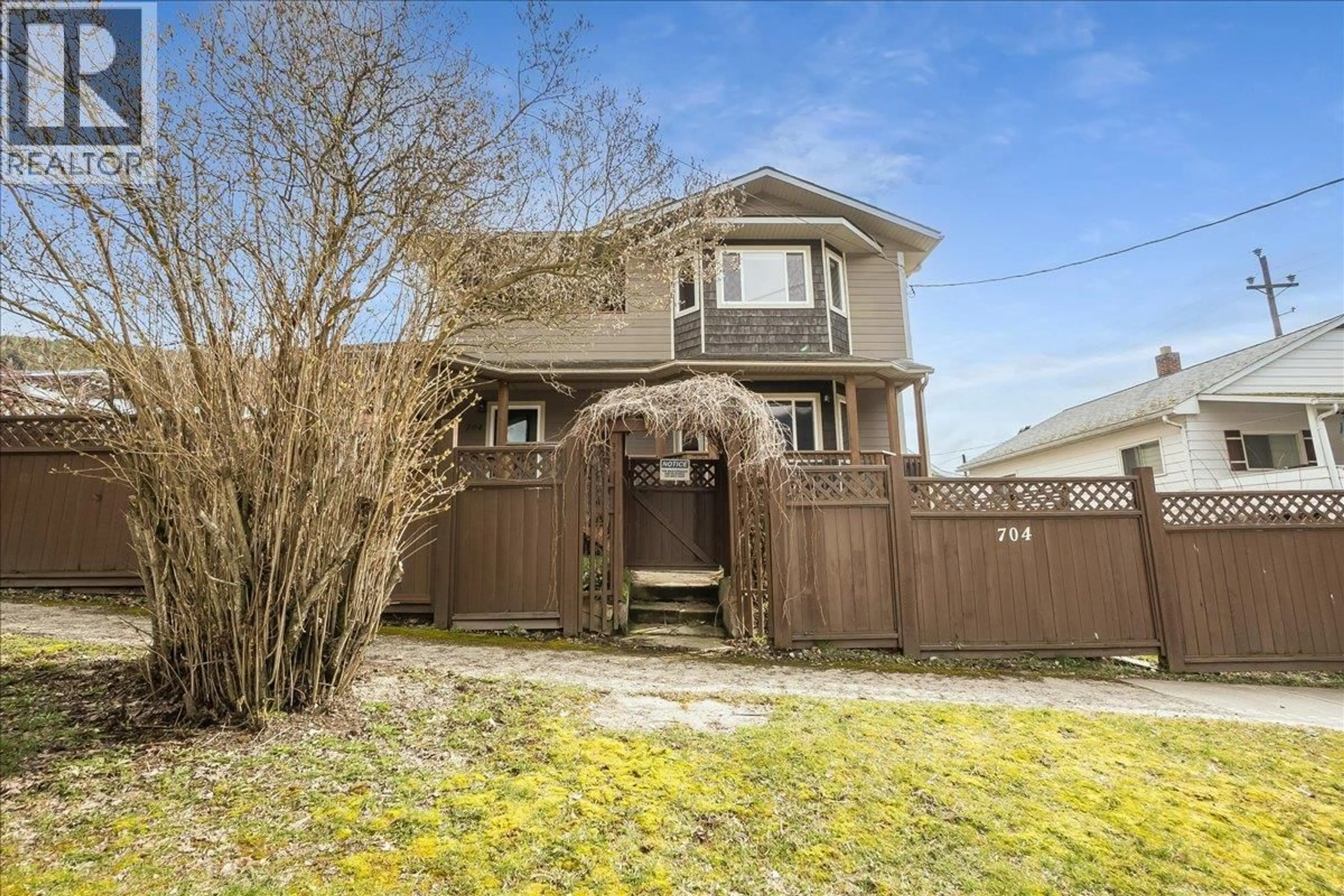 A pic from outside/outdoor area/front of a property/back of a property/a pic from drone, street for 704 FELL STREET, Nelson British Columbia V1l3M9