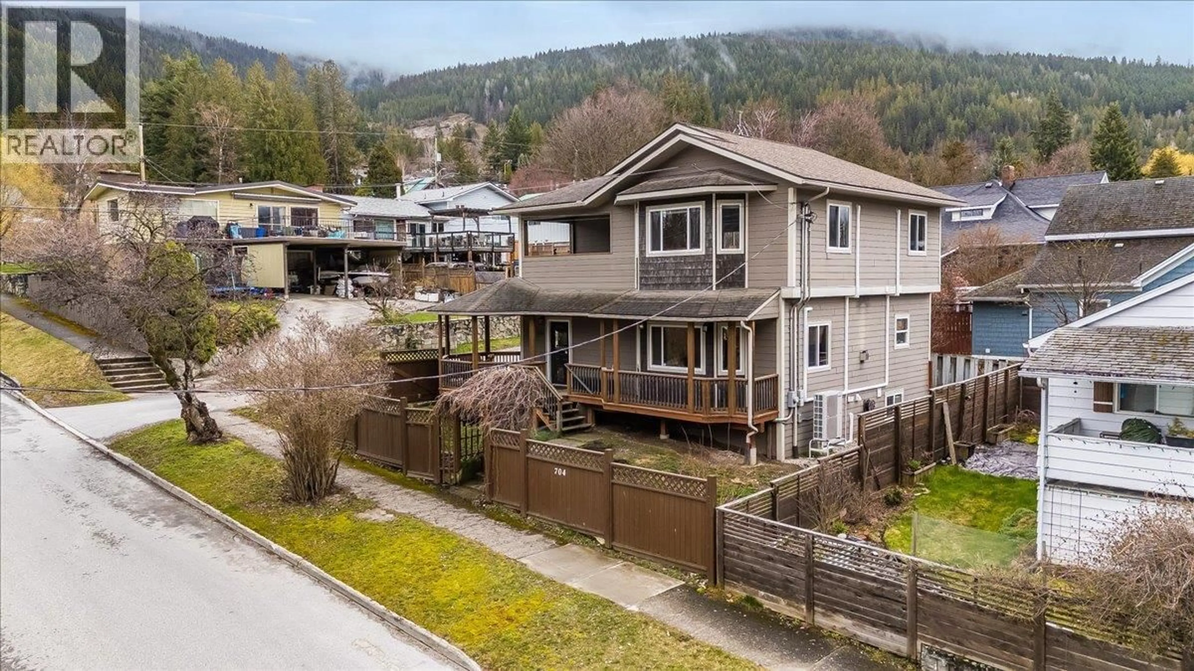 A pic from outside/outdoor area/front of a property/back of a property/a pic from drone, unknown for 704 FELL STREET, Nelson British Columbia V1l3M9